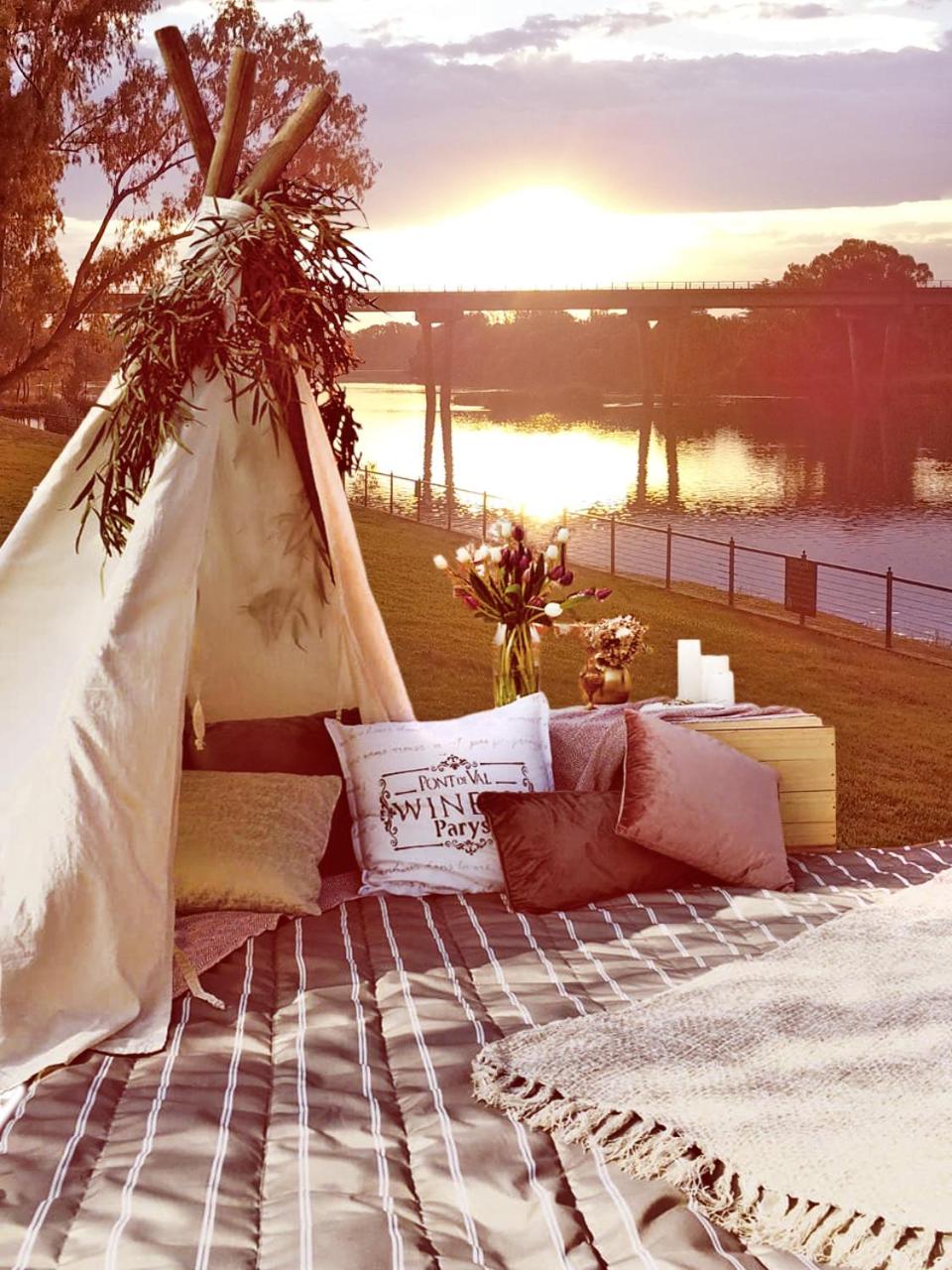 Exquisite Pont de Val Riverside Escape Apartment