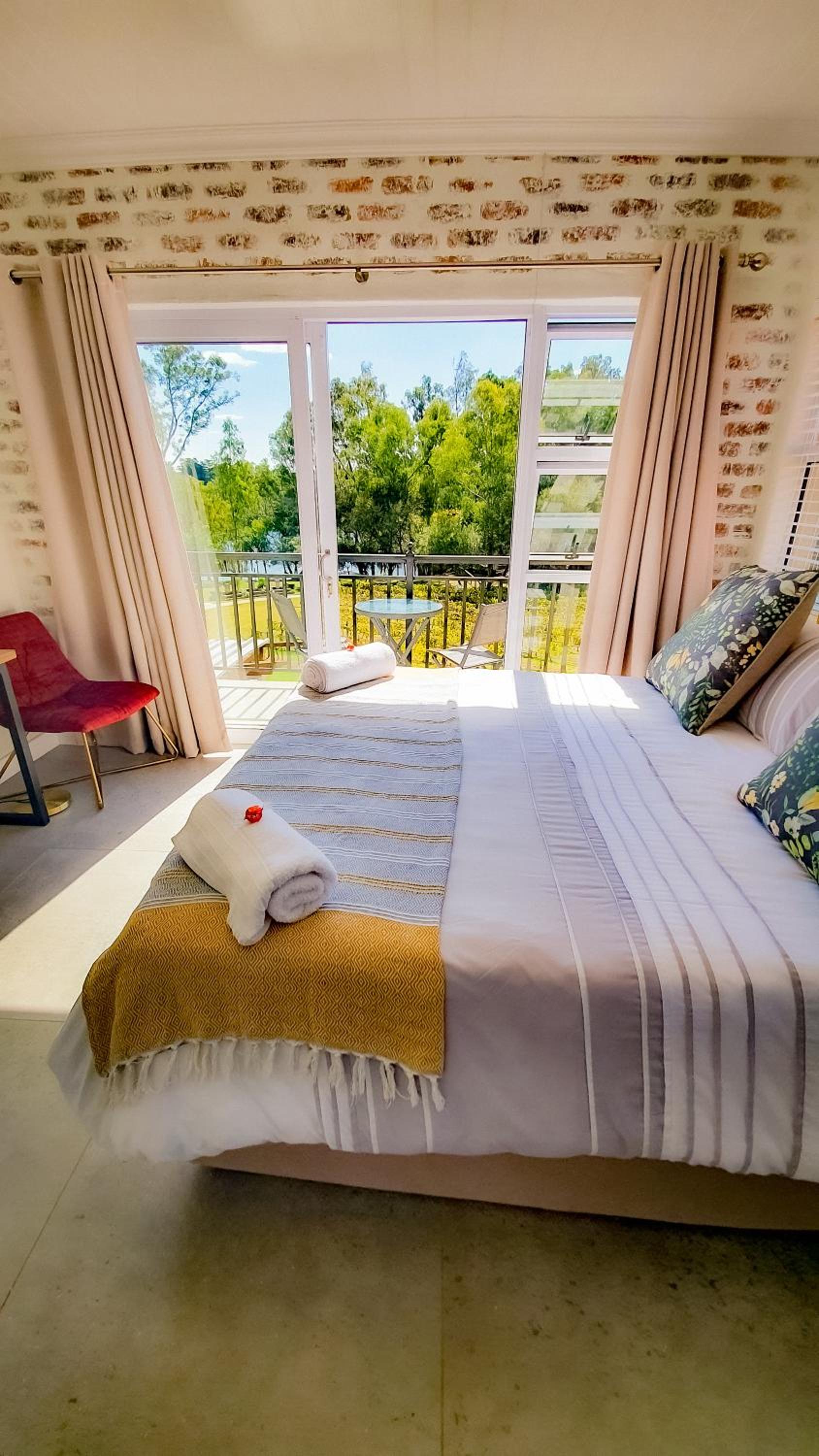 Exquisite Pont de Val Riverside Escape Apartment