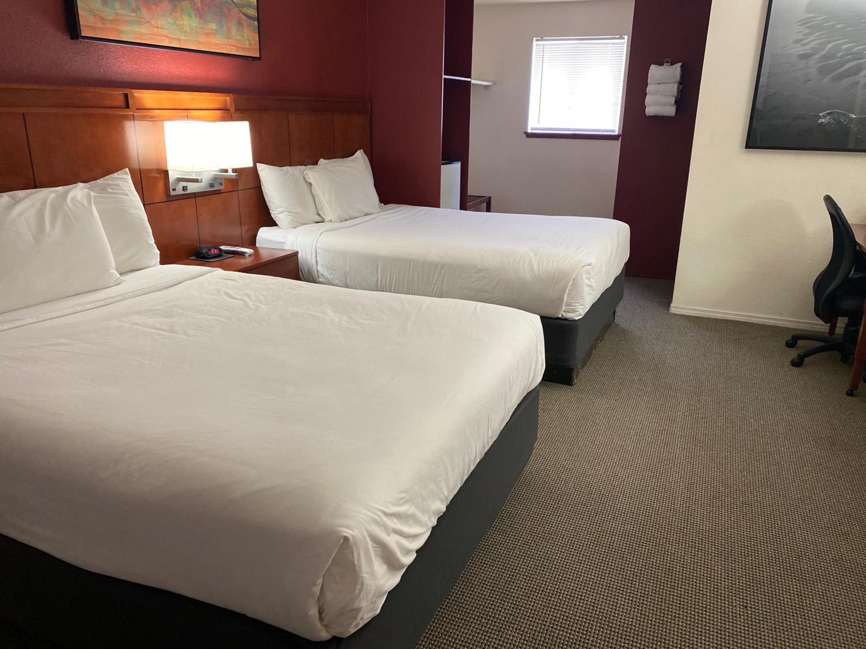 Moses Lake Vacations - Lakeshore Inn Water Front - Property Image 1