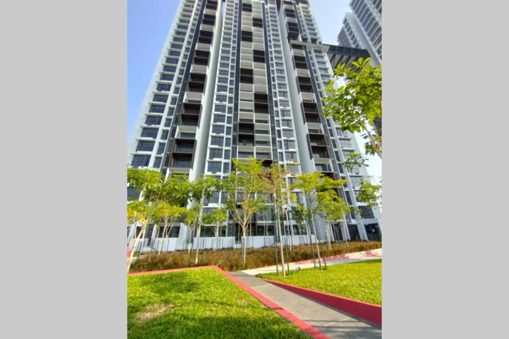 Astetica Pool & Lake View High Floor 200mbps Wifi Netflix photo 2