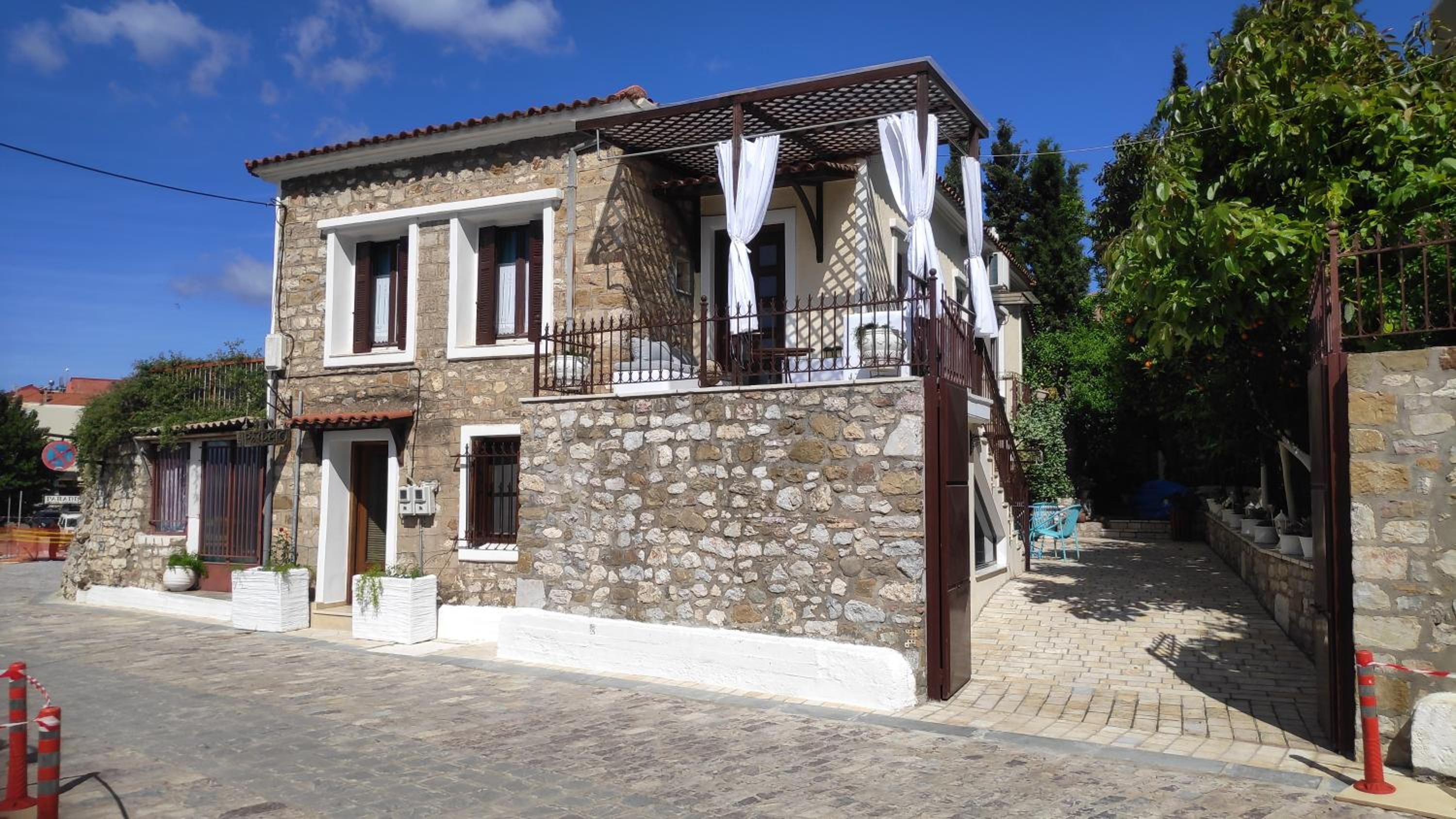 Naupactus unique harbor apartment in a stone house!