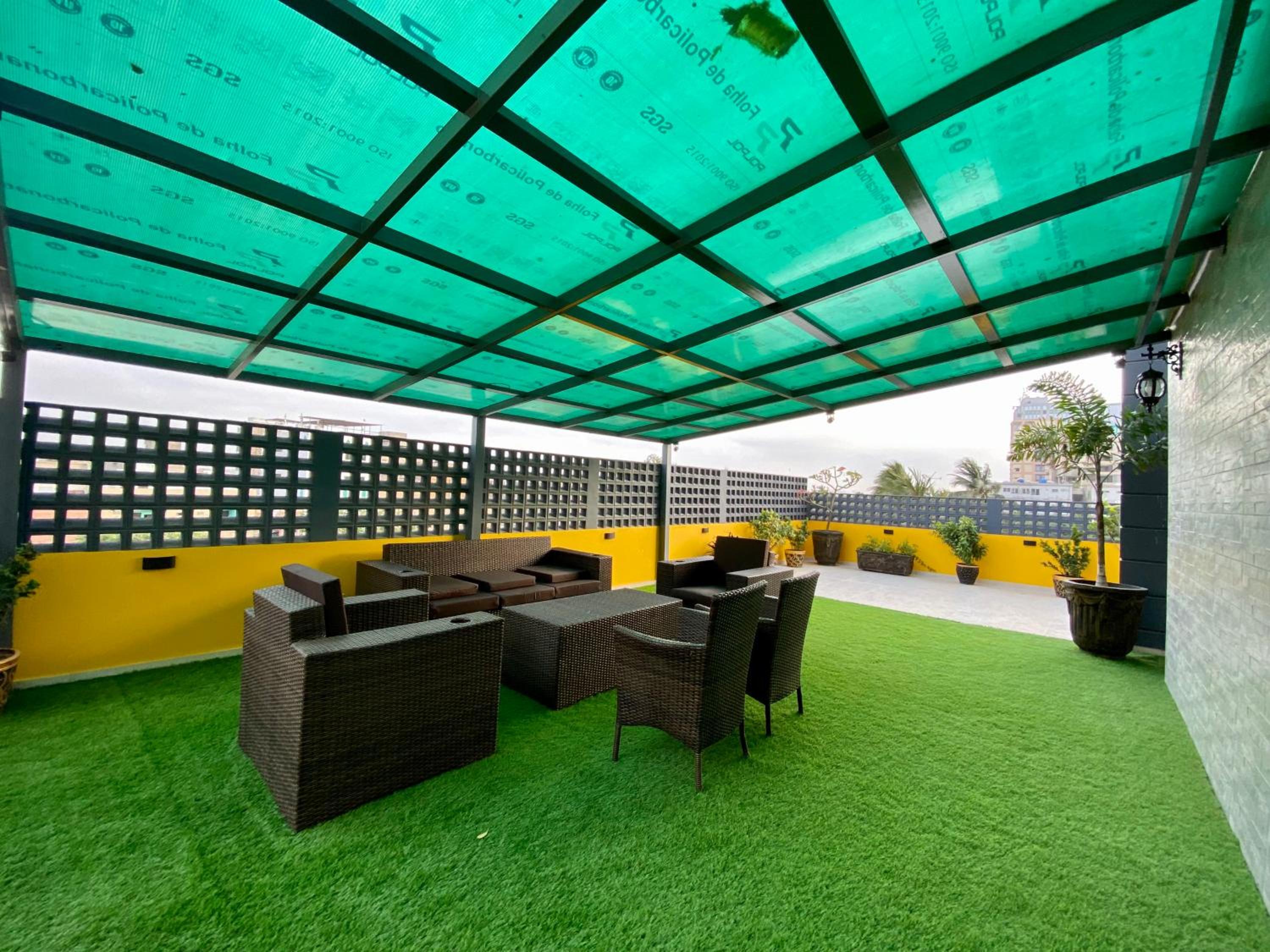 ZAHA Vacation Home 3 - Elegant & Spacious 2 br family apt, Shahrah e Faisal view 2