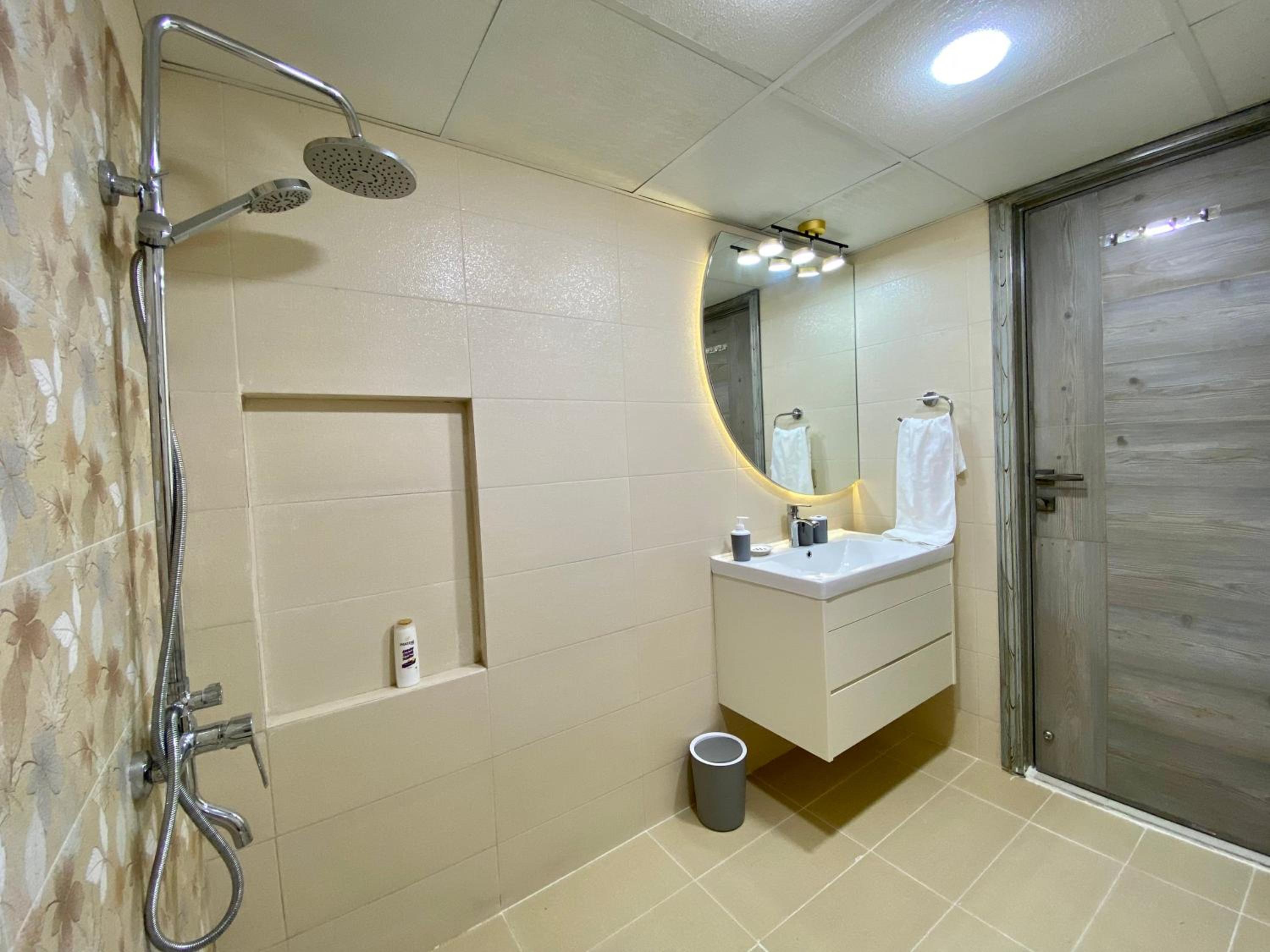 ZAHA Vacation Home 3 - Elegant & Spacious 2 br family apt, Shahrah e Faisal view 3