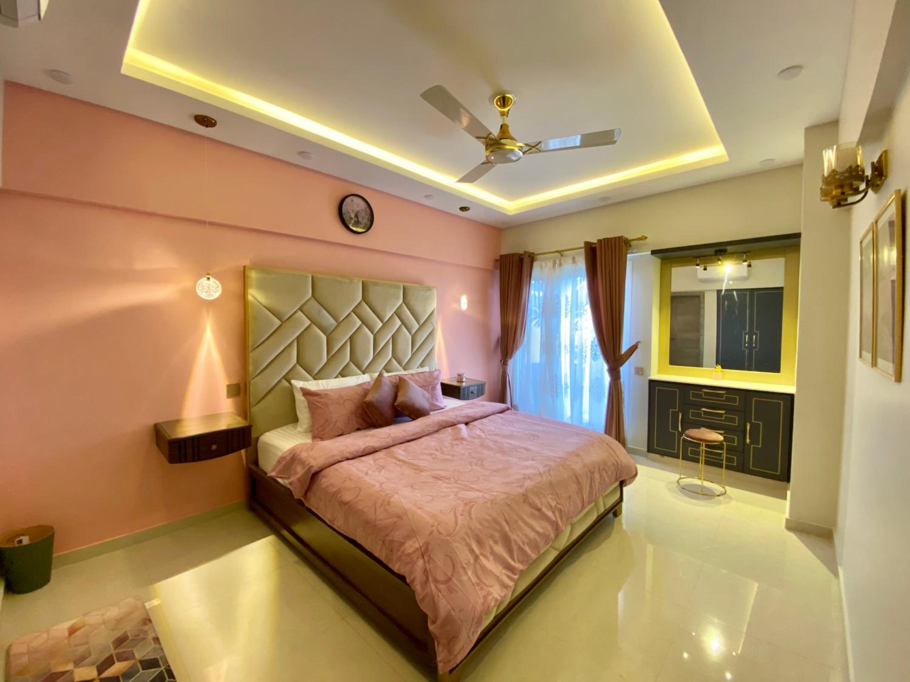 ZAHA Vacation Home 3 - Elegant & Spacious 2 br family apt, Shahrah e Faisal view 4