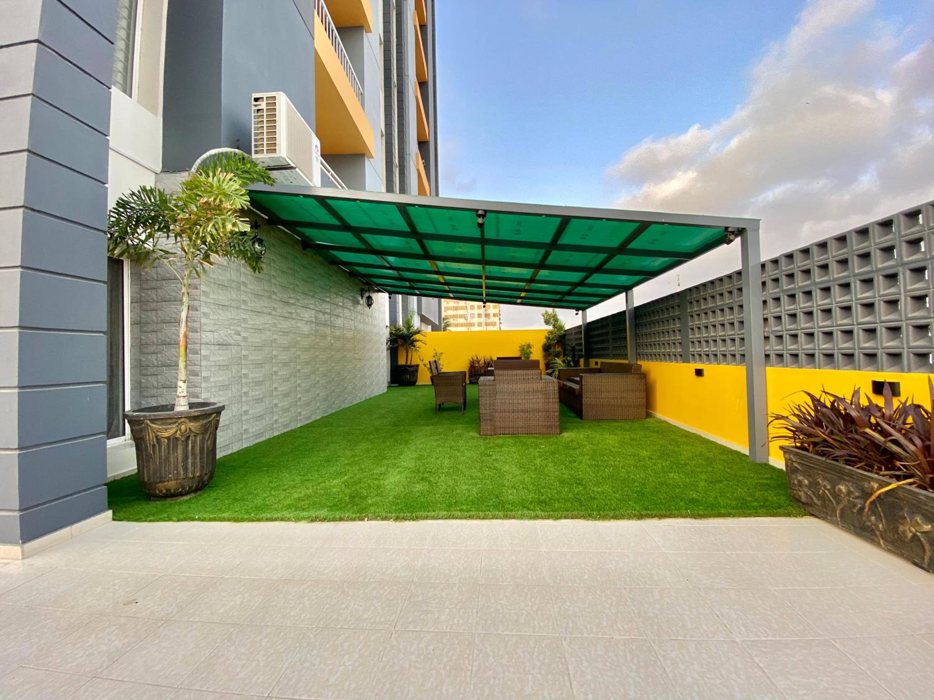 ZAHA Vacation Home 3 - Elegant & Spacious 2 br family apt, Shahrah e Faisal view 5