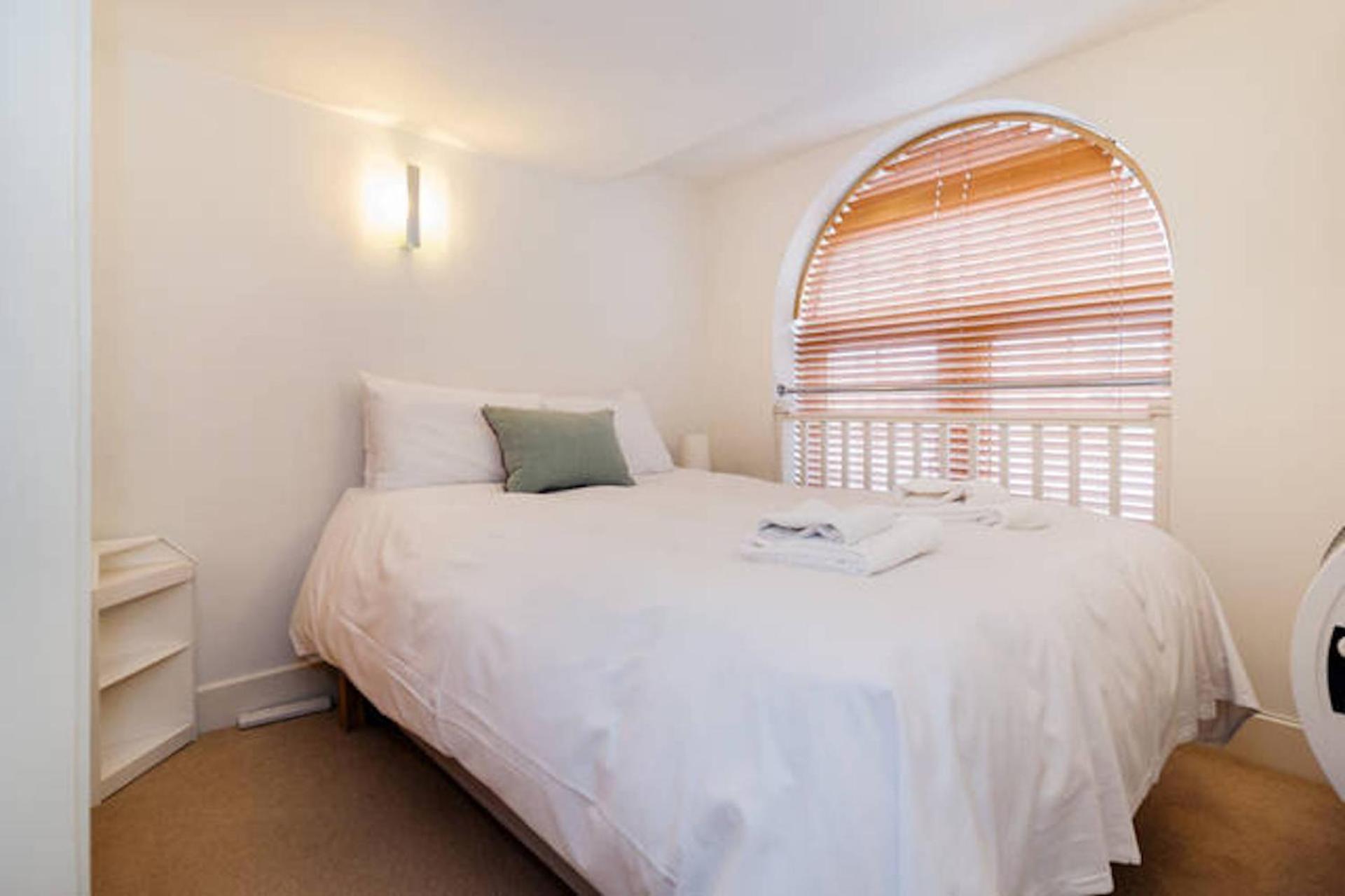 Central 2-Bed, 2-Bath Sanctuary near Holborn Station, Covent Garden & West End