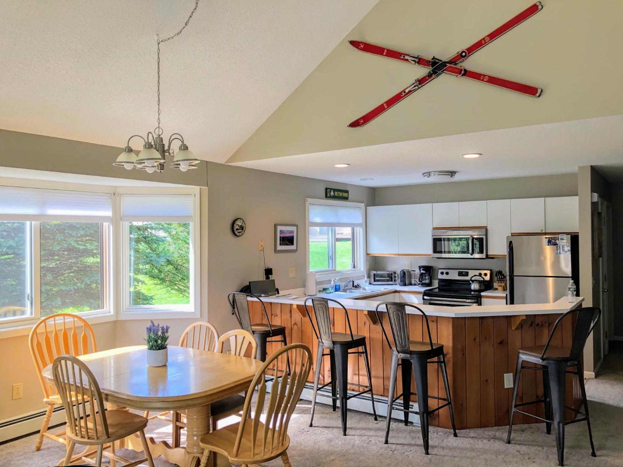 F3 Fairway Village Condo with great mountain views, 8 minute walk from Omni Mount Washington Hotel! view 2