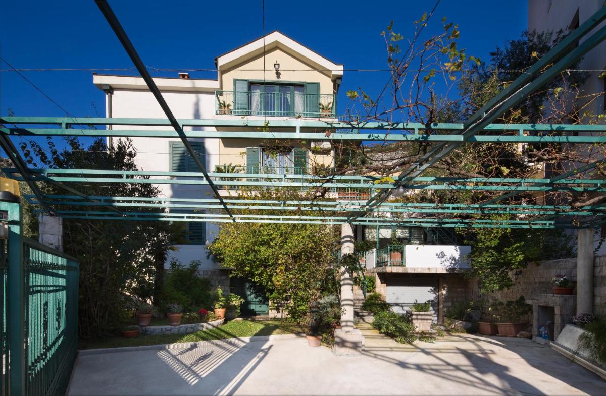 Flower Apartments photo 3