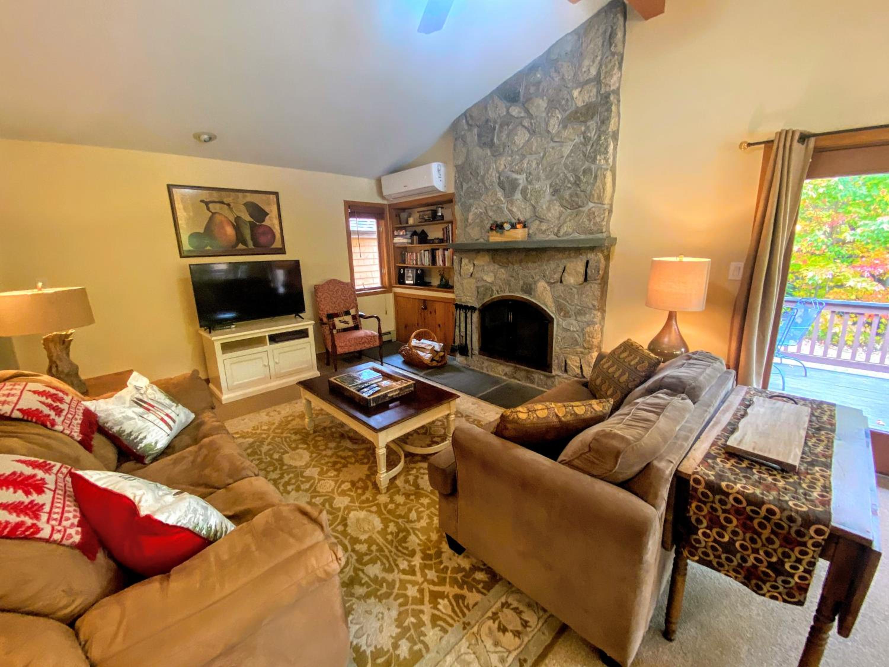 O1 Slopeside Bretton Woods cottage with AC large patio and private yard Walk to slopes view 2