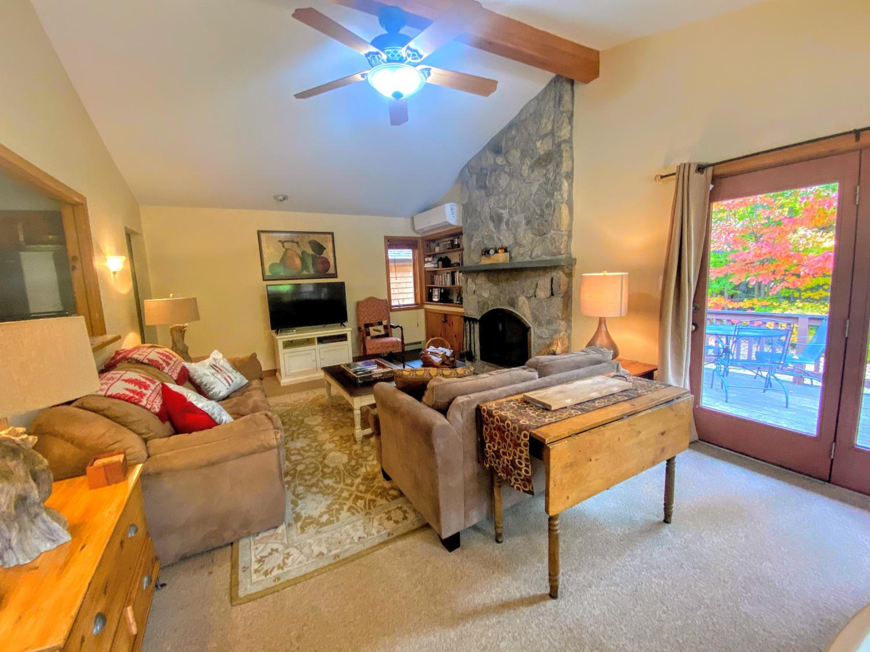 O1 Slopeside Bretton Woods cottage with AC large patio and private yard Walk to slopes view 3