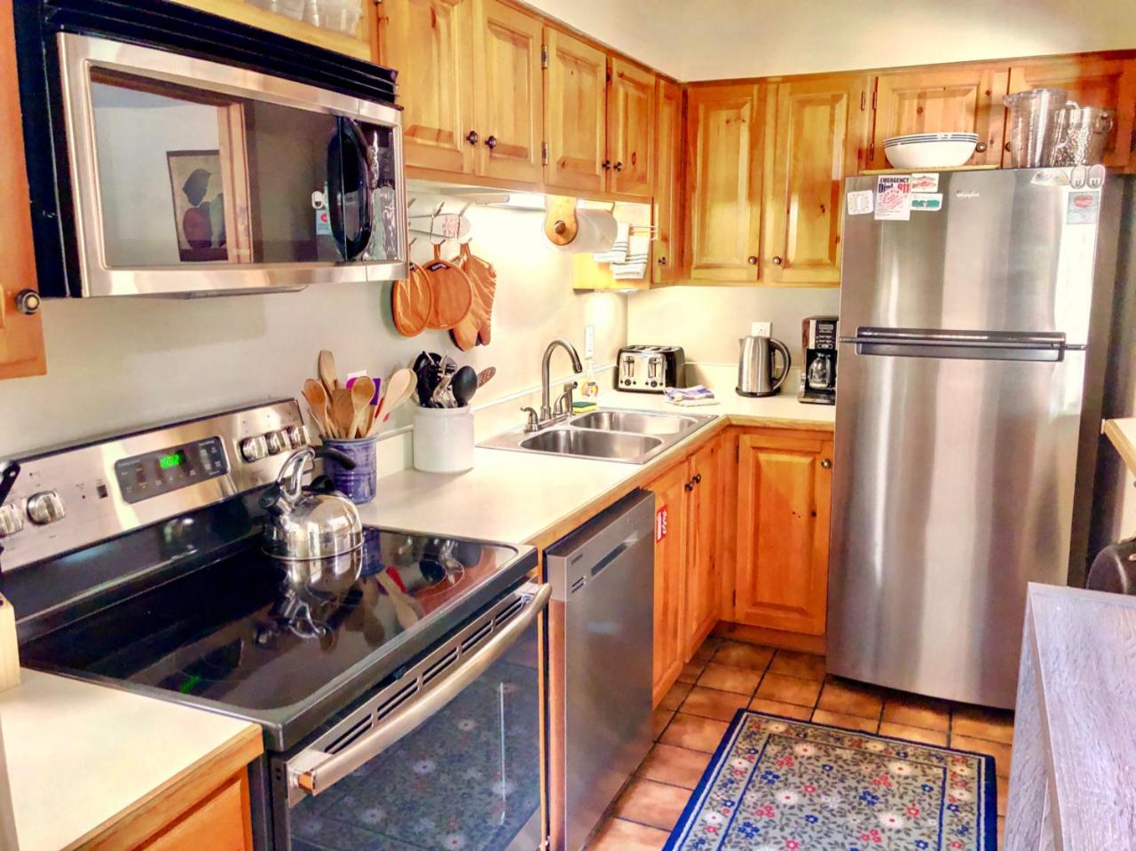 O1 Slopeside Bretton Woods cottage with AC large patio and private yard Walk to slopes view 5