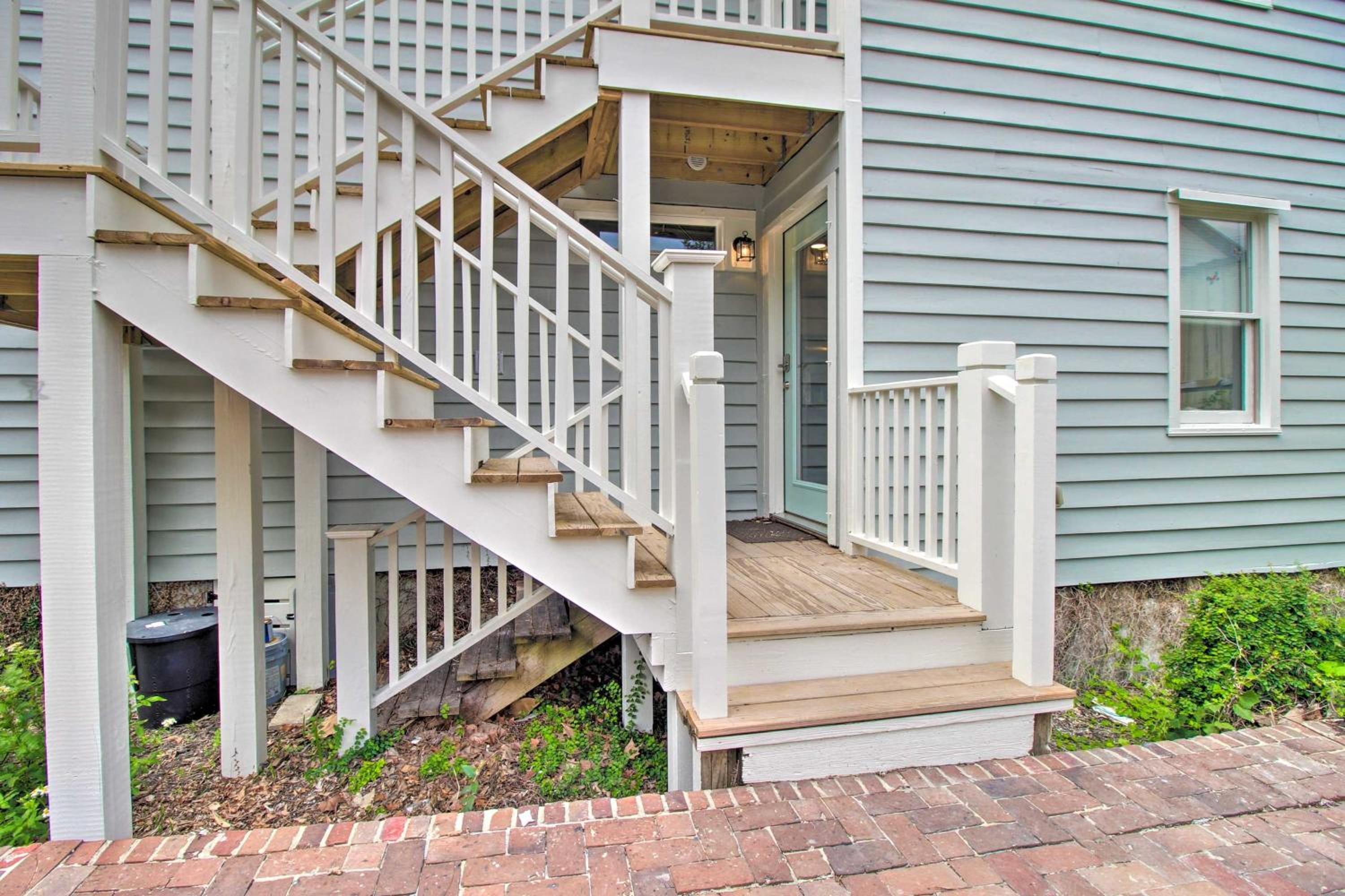 NEW! Renovated 2 Bed 2 Bath Apartment Downtown view 2