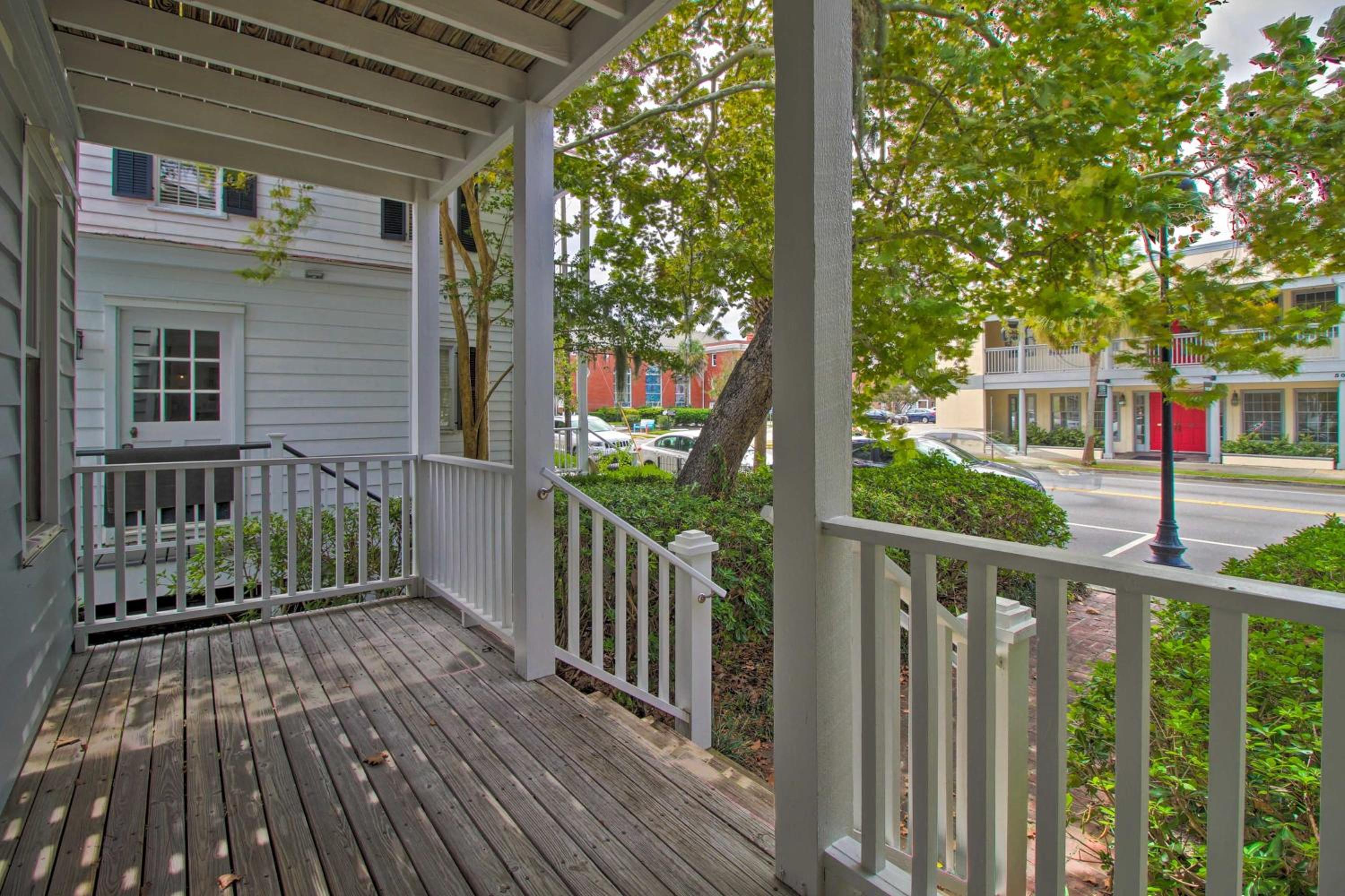 NEW! Renovated 2 Bed 2 Bath Apartment Downtown view 3