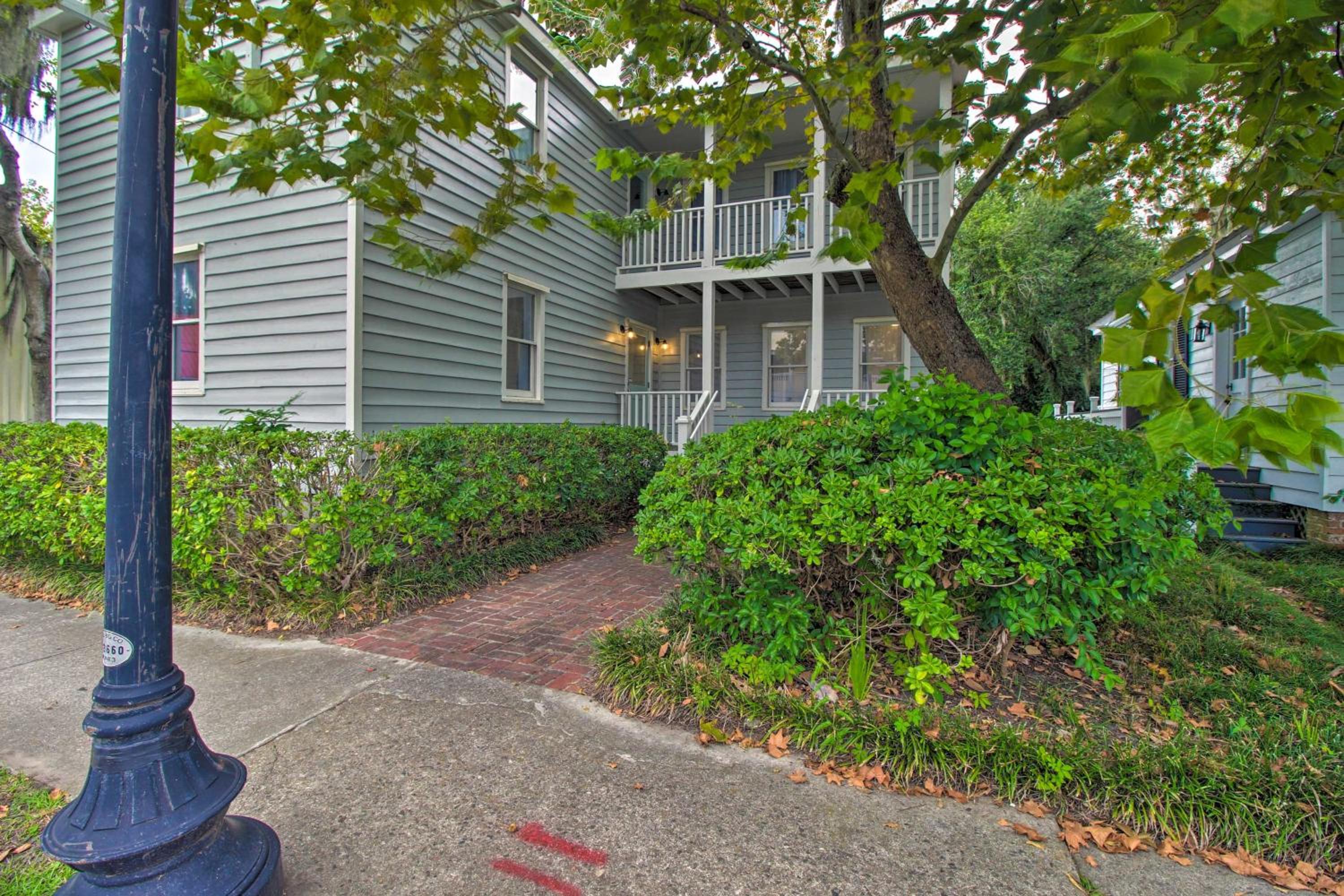 NEW! Renovated 2 Bed 2 Bath Apartment Downtown view 4