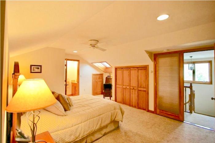 O8 Renovated Forest Cottage Townhome with great Mt Washington views fast wifi Walk to skiing