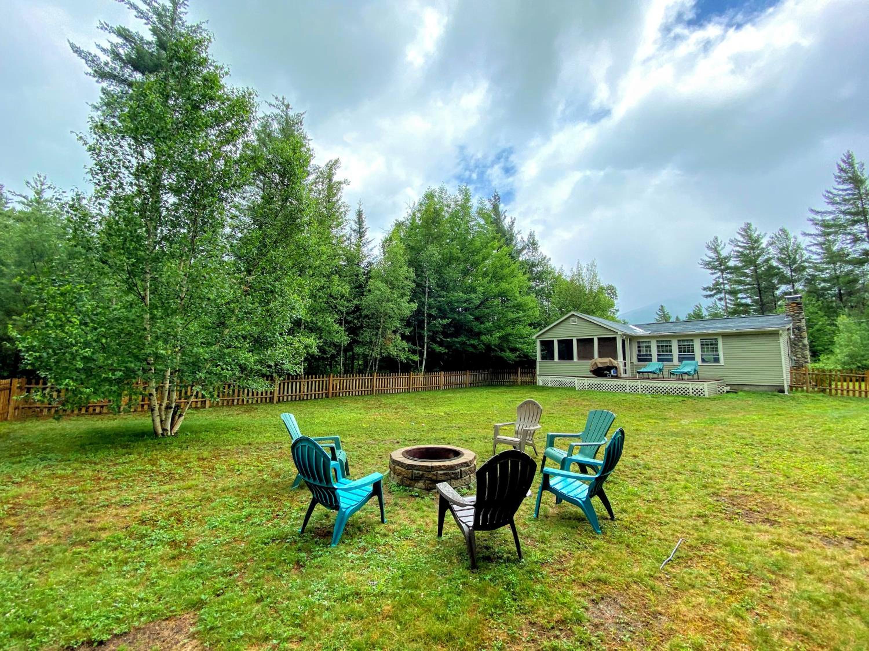 GC Adorable home 20 minutes from CannonFranconia Notch Fire Pit wifi laundry Pet friendly view 4