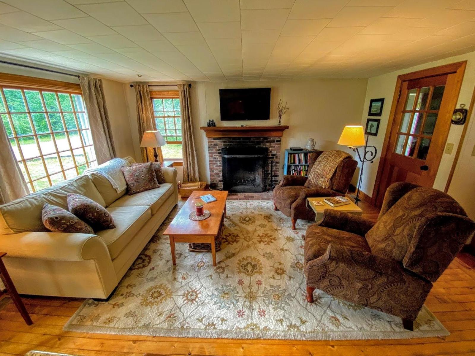 GC Adorable home 20 minutes from CannonFranconia Notch Fire Pit wifi laundry Pet friendly view 5