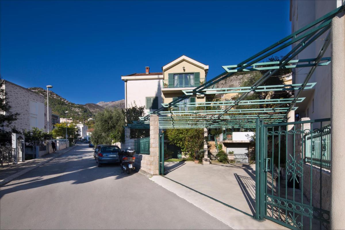 Flower Apartments photo 5