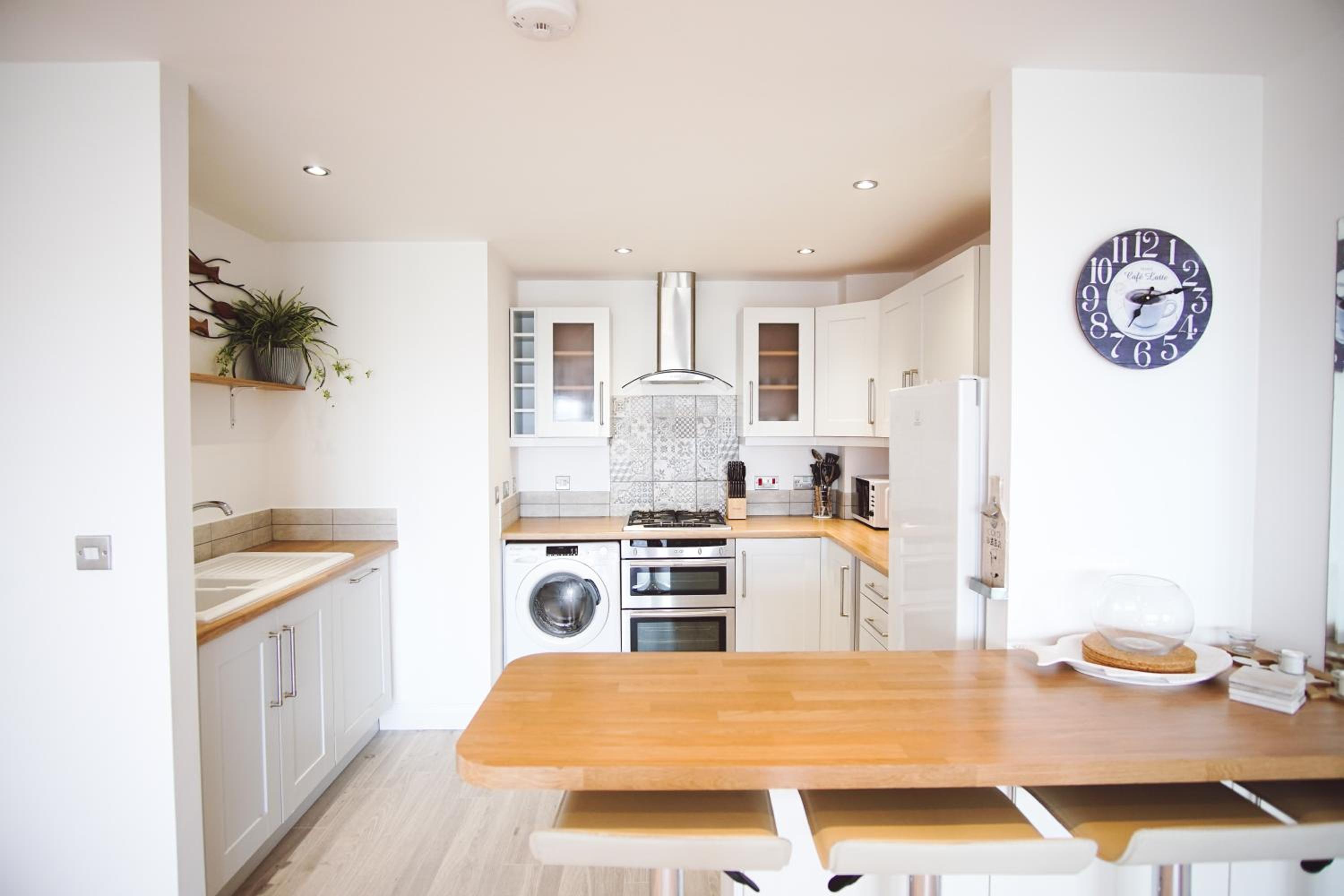 Stunning Two Bed Sea View Apartment with Pool & Gym view 4