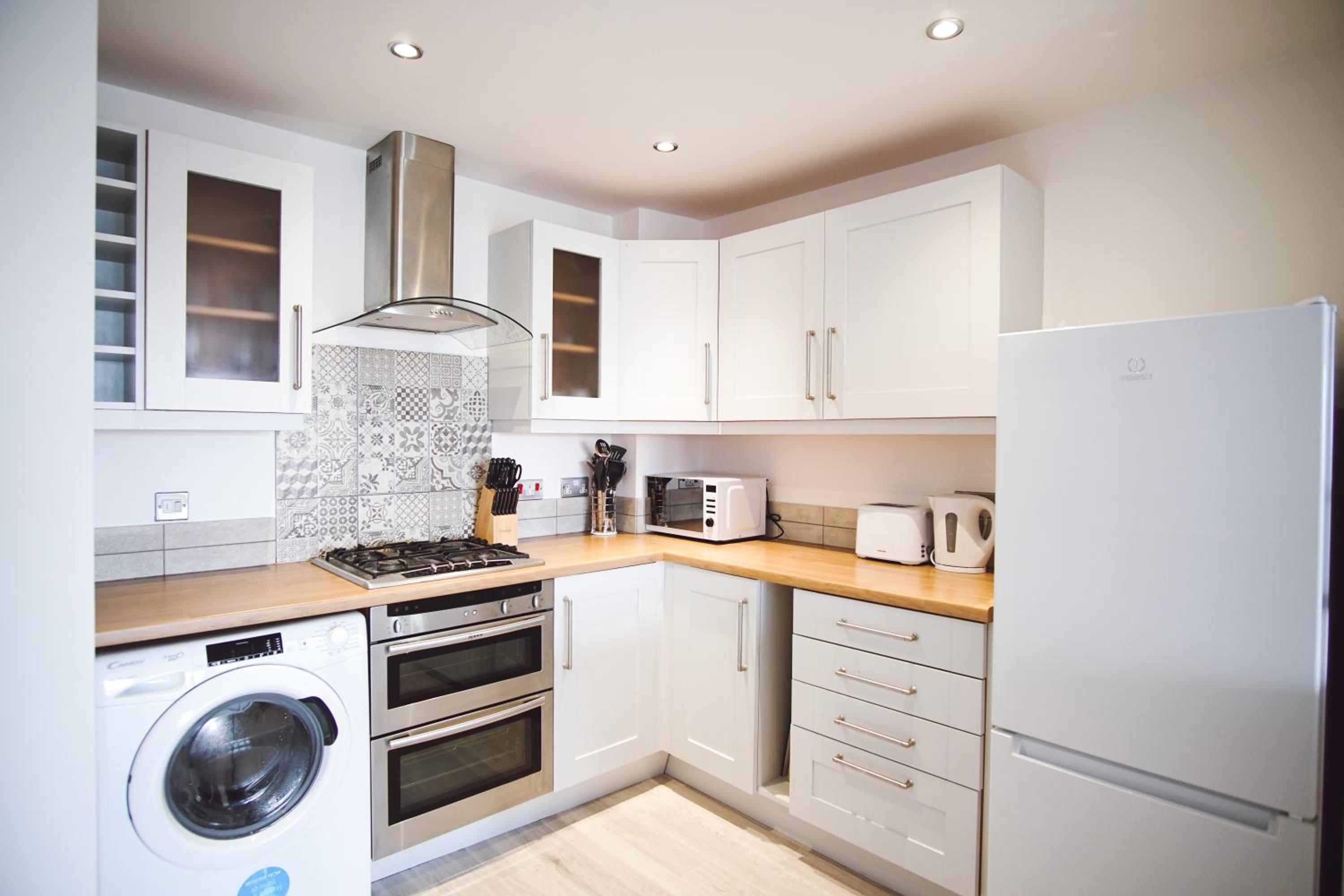 Stunning Two Bed Sea View Apartment with Pool & Gym view 3