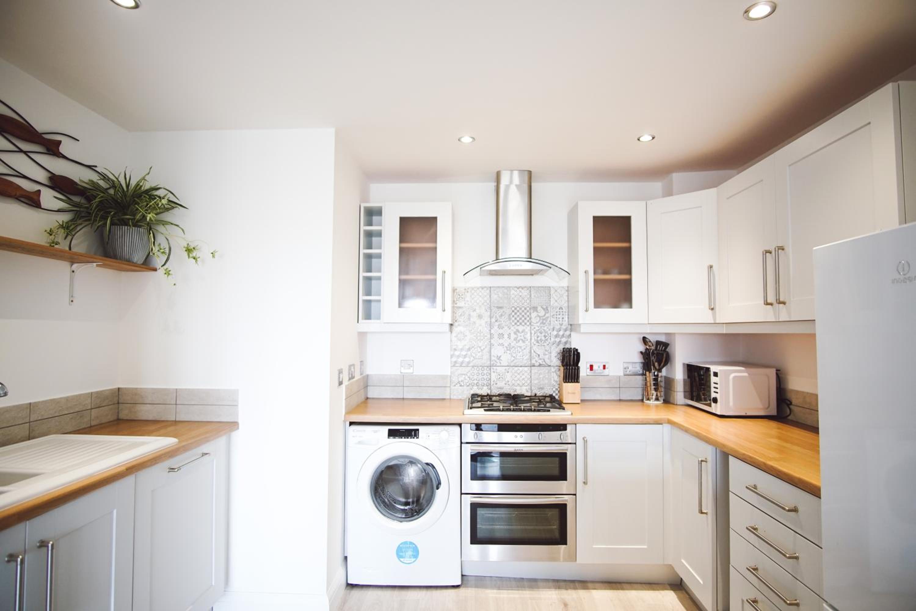 Stunning Two Bed Sea View Apartment with Pool & Gym view 2