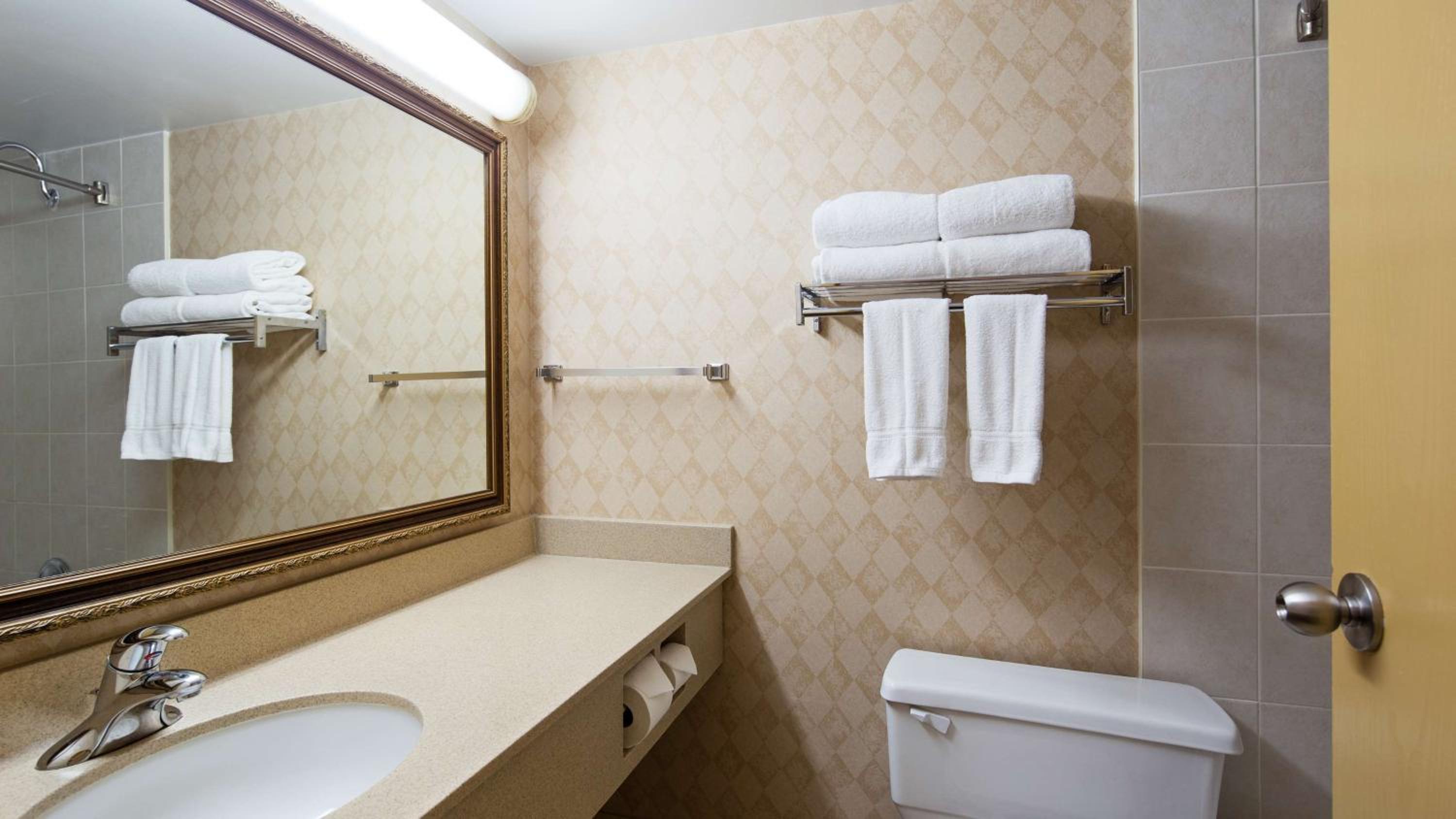North Bay Vacations - Best Western North Bay Hotel  Conference Centre - Property Image 4