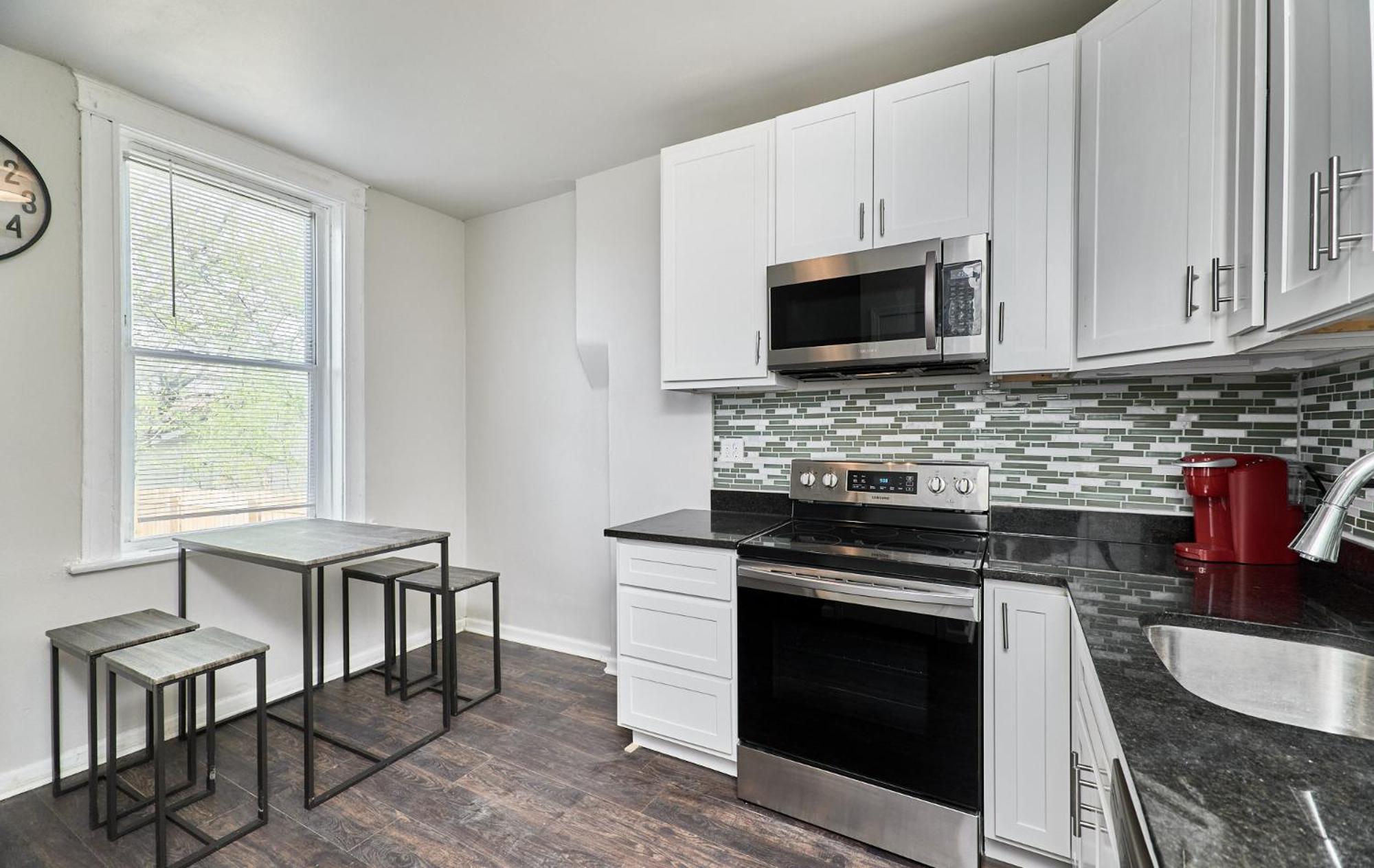 1 Bd Apt near forest park, Science Center & dining view 5