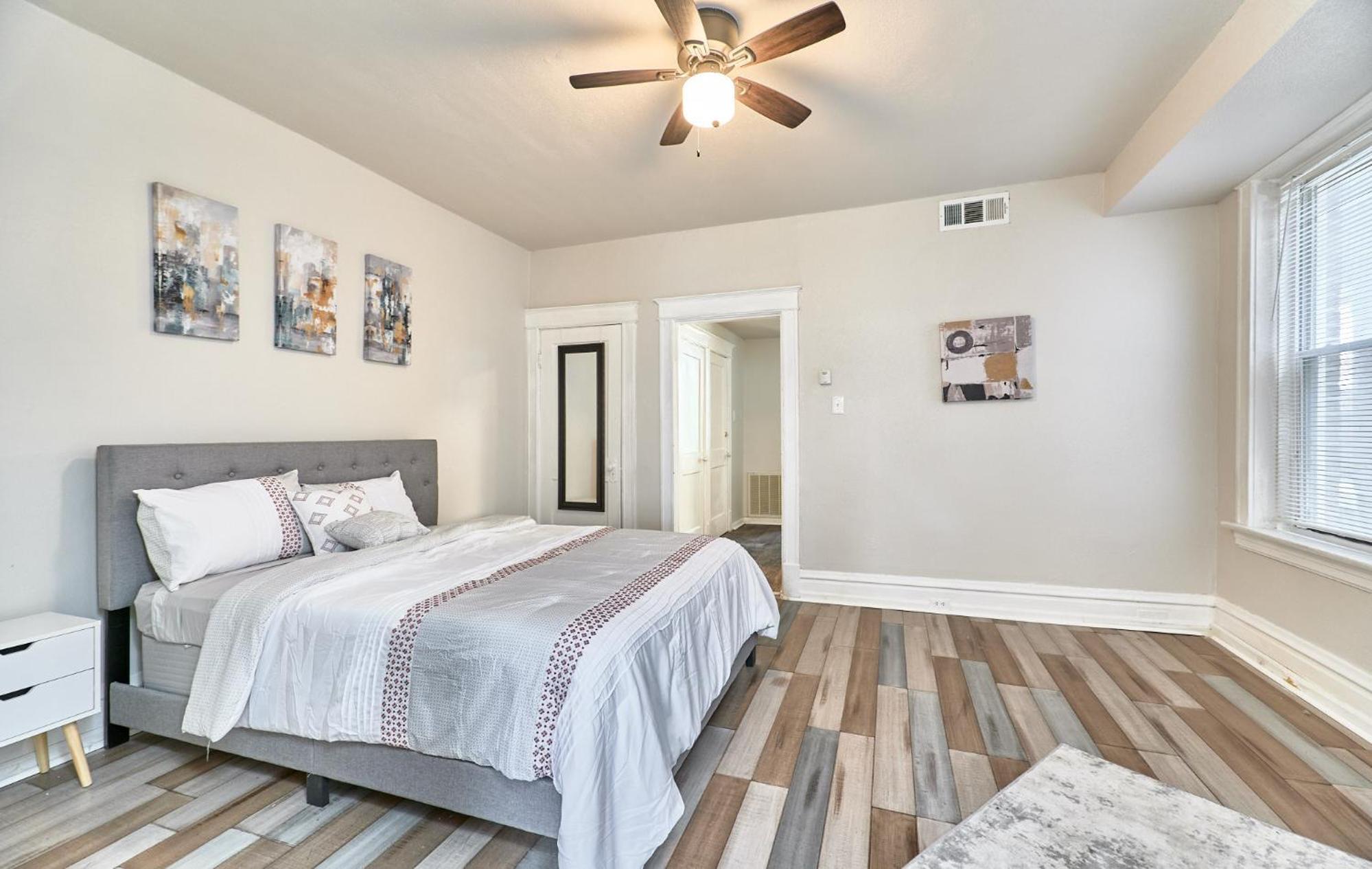 1 Bd Apt near forest park, Science Center & dining view 4