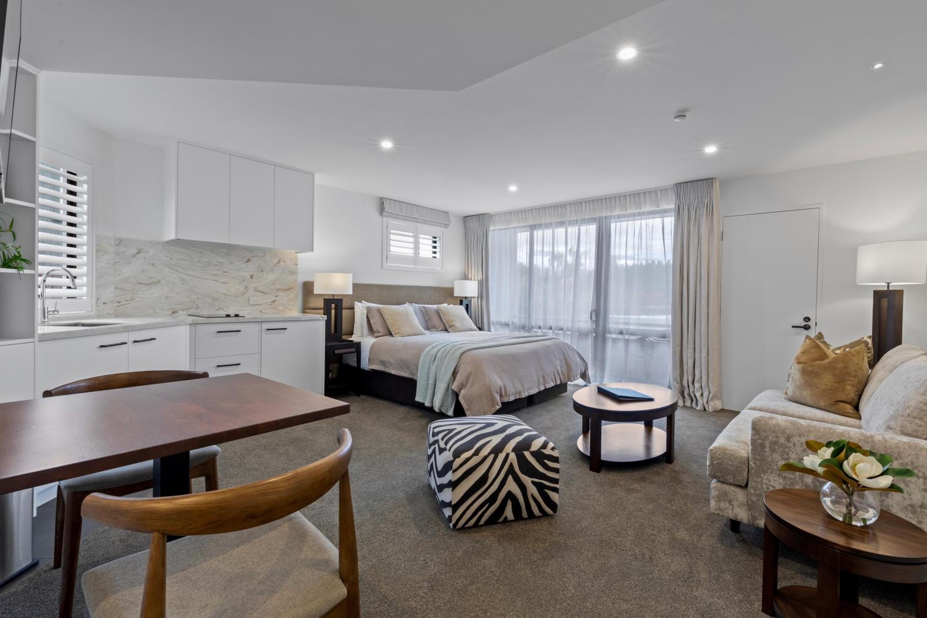 Queenstown House Lakeside view 4