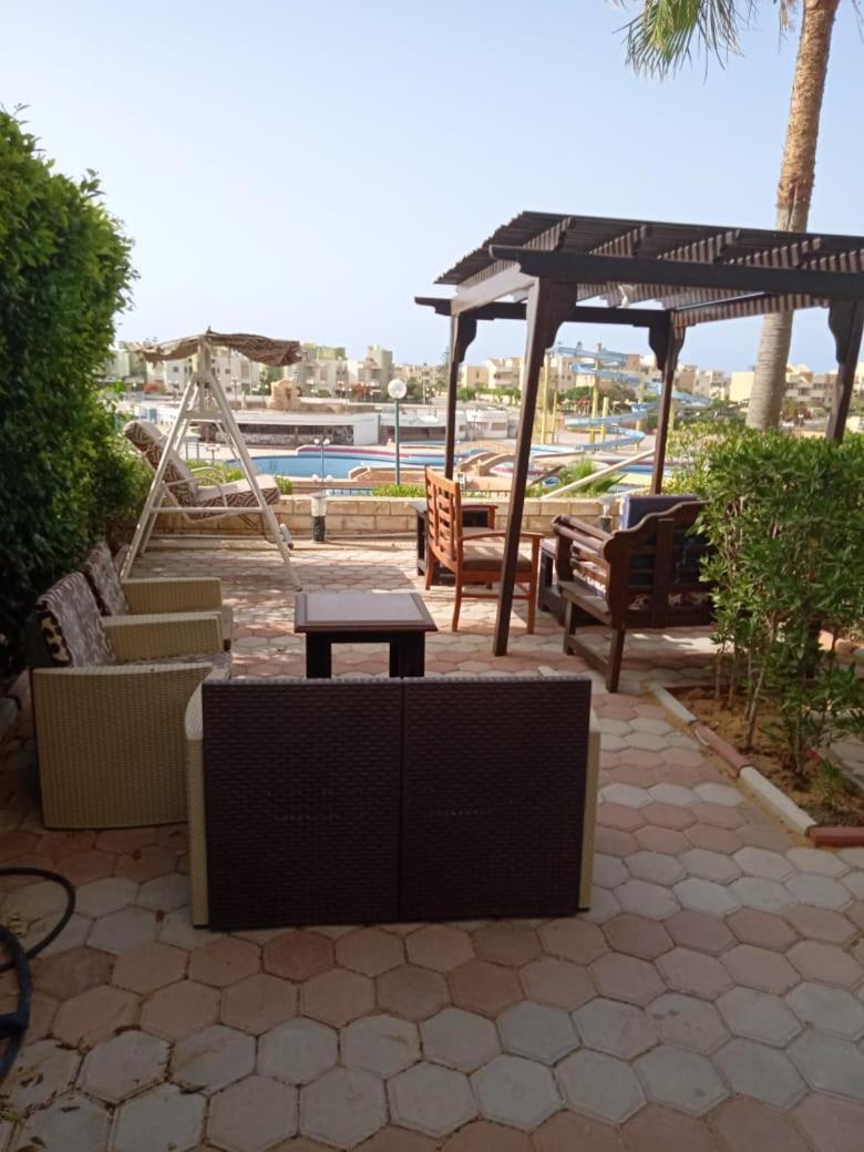 ch2 C21 ground chalet without a lounge terrace and bourgeois pool side view 4