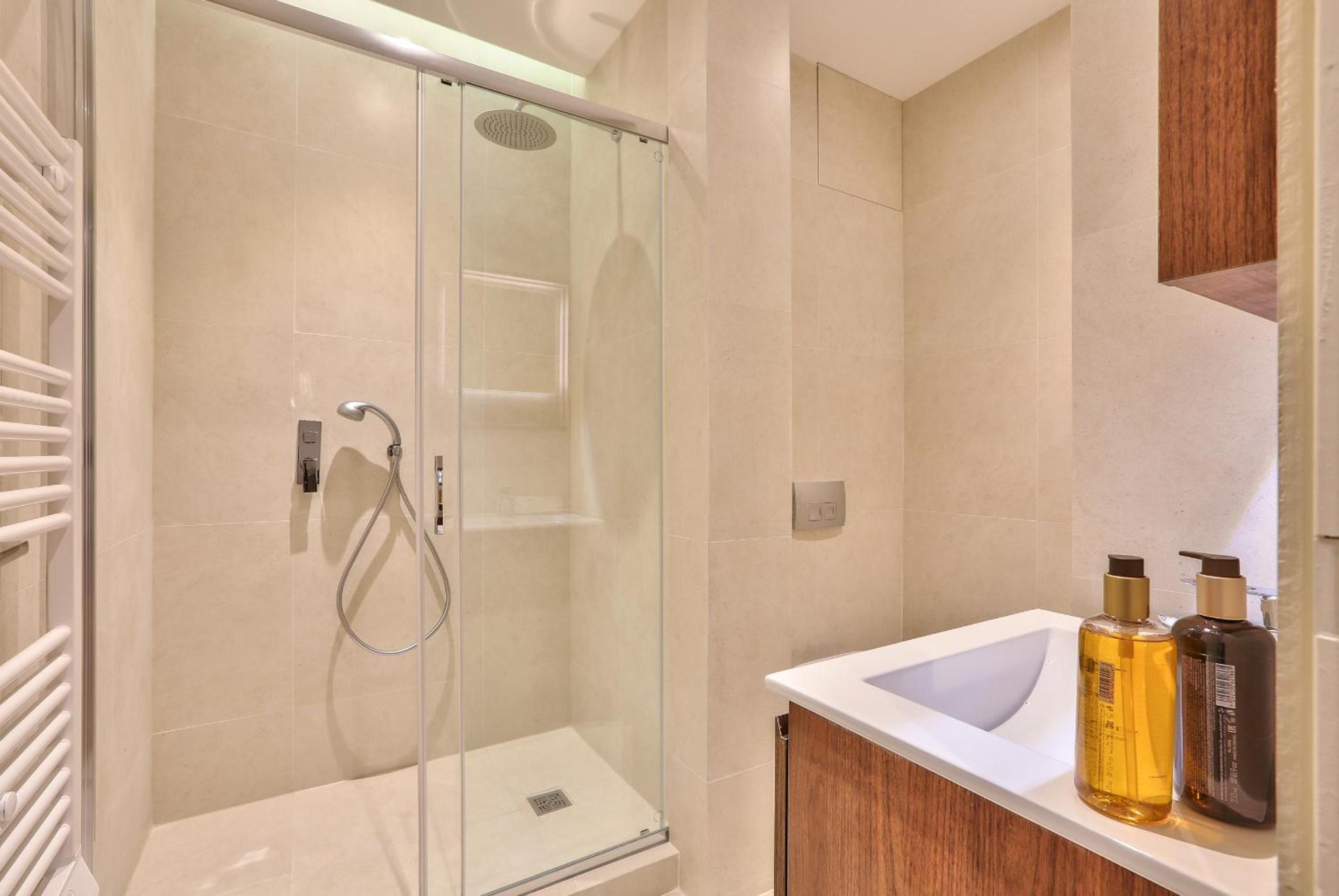 119 - Urban Spacious Apartment Sebastopol