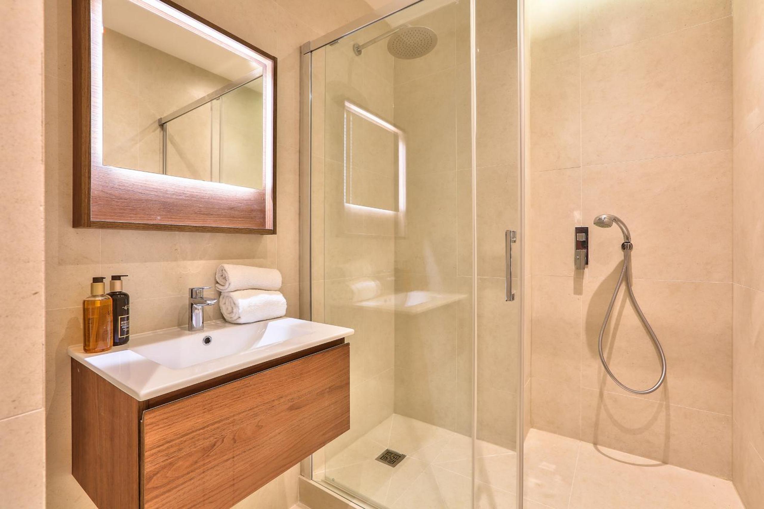 119 - Urban Spacious Apartment Sebastopol