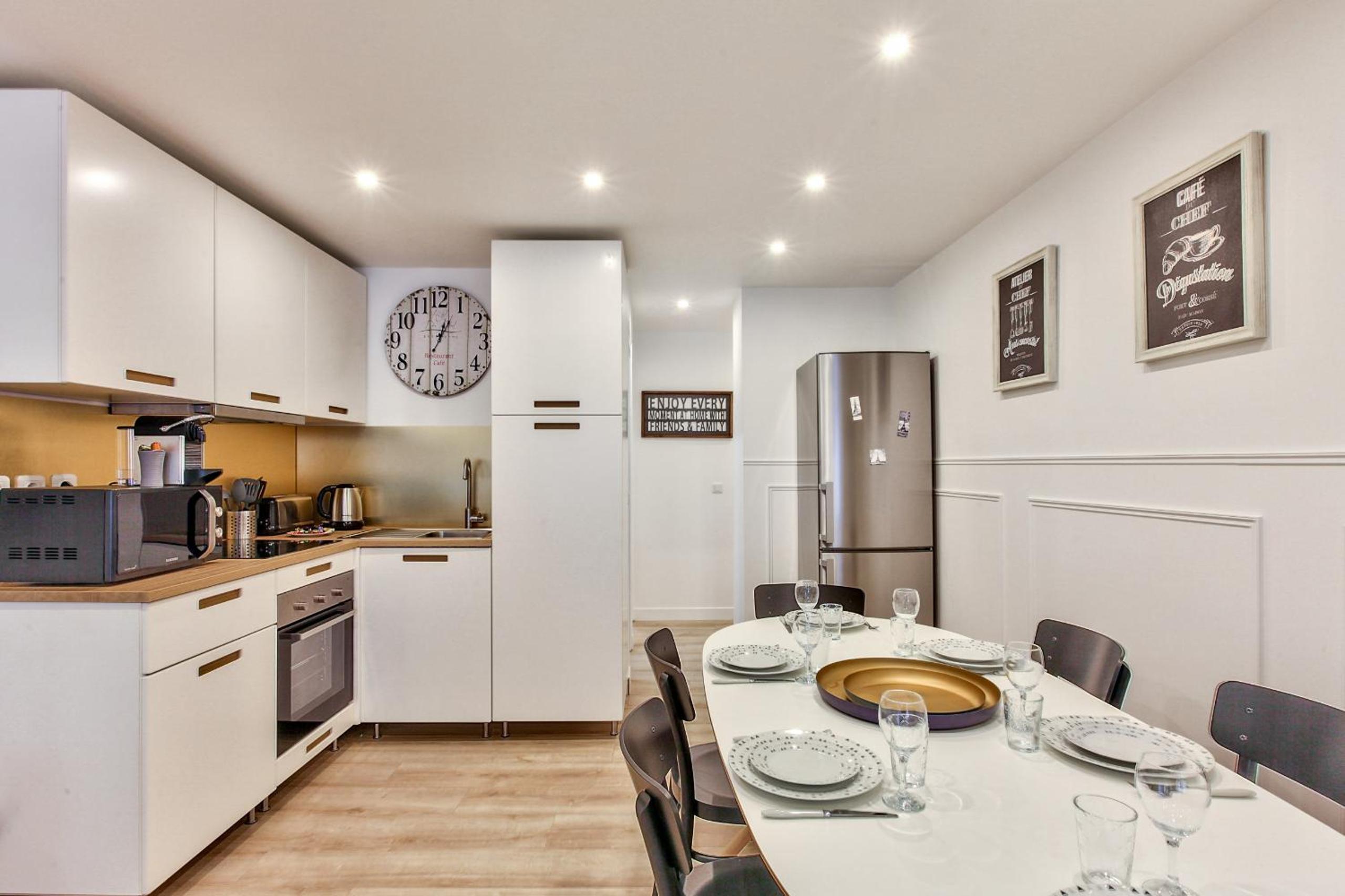 14 Luxury Flat Eiffel Design 1