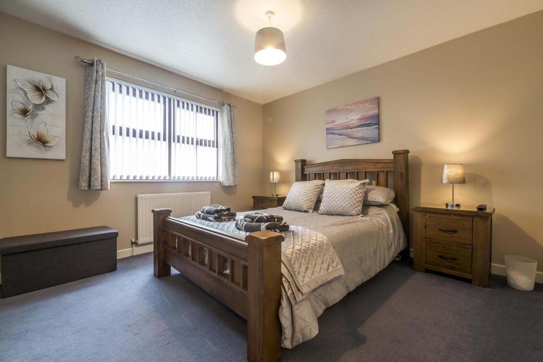 Harry's - 2 Bedroom Holiday Home - Tenby view 2