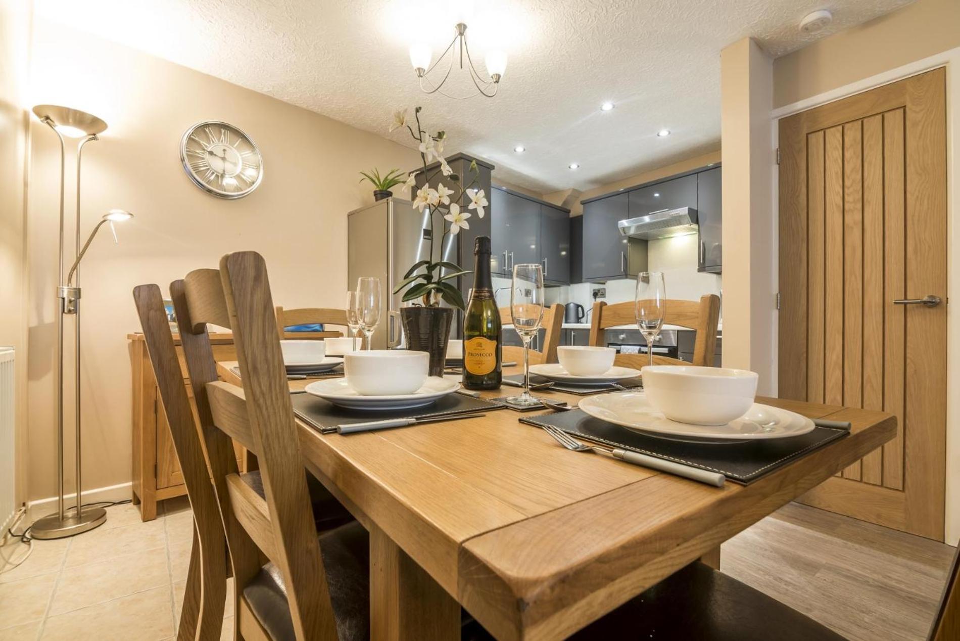 Harry's - 2 Bedroom Holiday Home - Tenby view 3