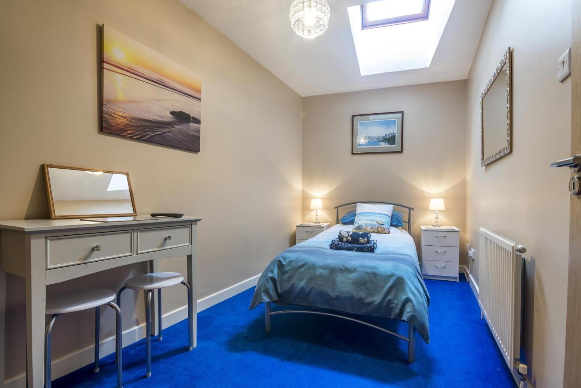 Harry's - 2 Bedroom Holiday Home - Tenby view 5