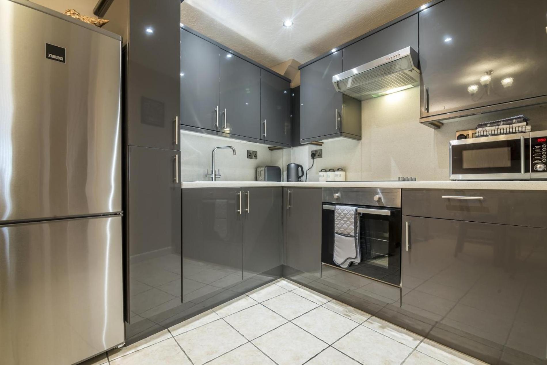 Harry's - 2 Bedroom Holiday Home - Tenby view 4