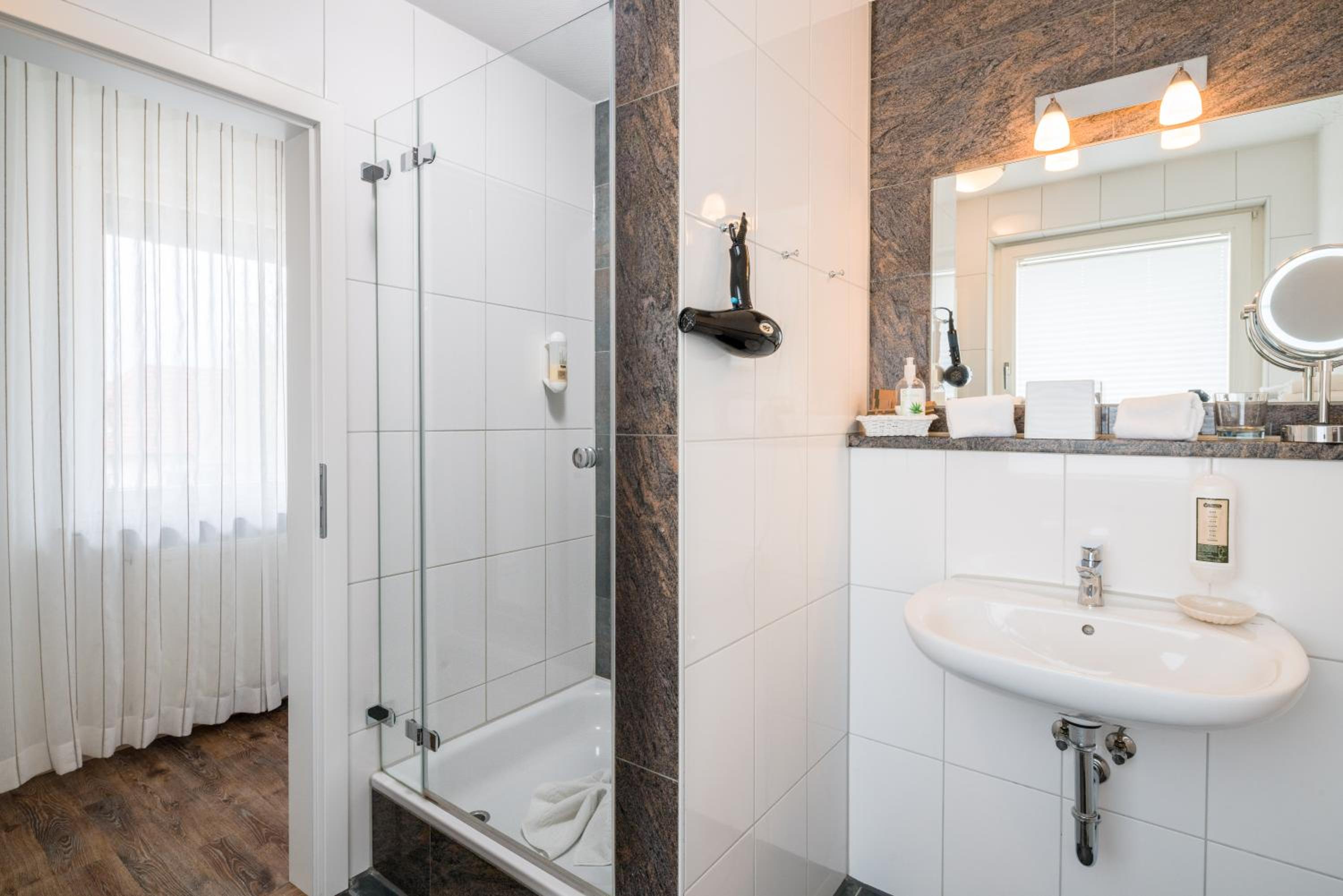 Hotel Hofgut Tiergarten - Property Image 9