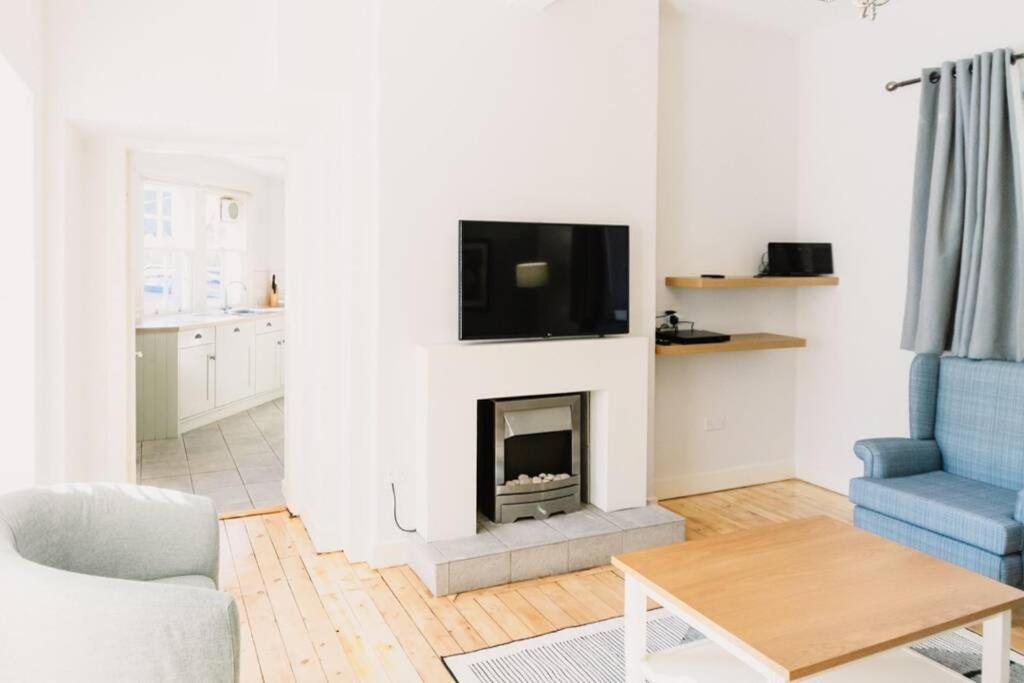 Factors House - A comfy cottage in countryside park with WIFI and access to bar and pool view 3