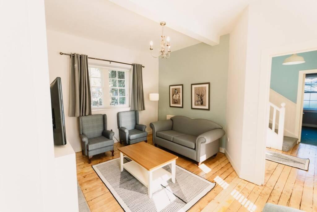Factors House - A comfy cottage in countryside park with WIFI and access to bar and pool view 2