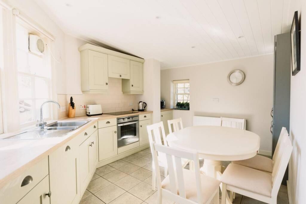 Factors House - A comfy cottage in countryside park with WIFI and access to bar and pool view 5