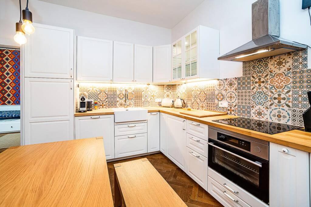 Elegant, modern, 2-bed flat by Museum of Prague