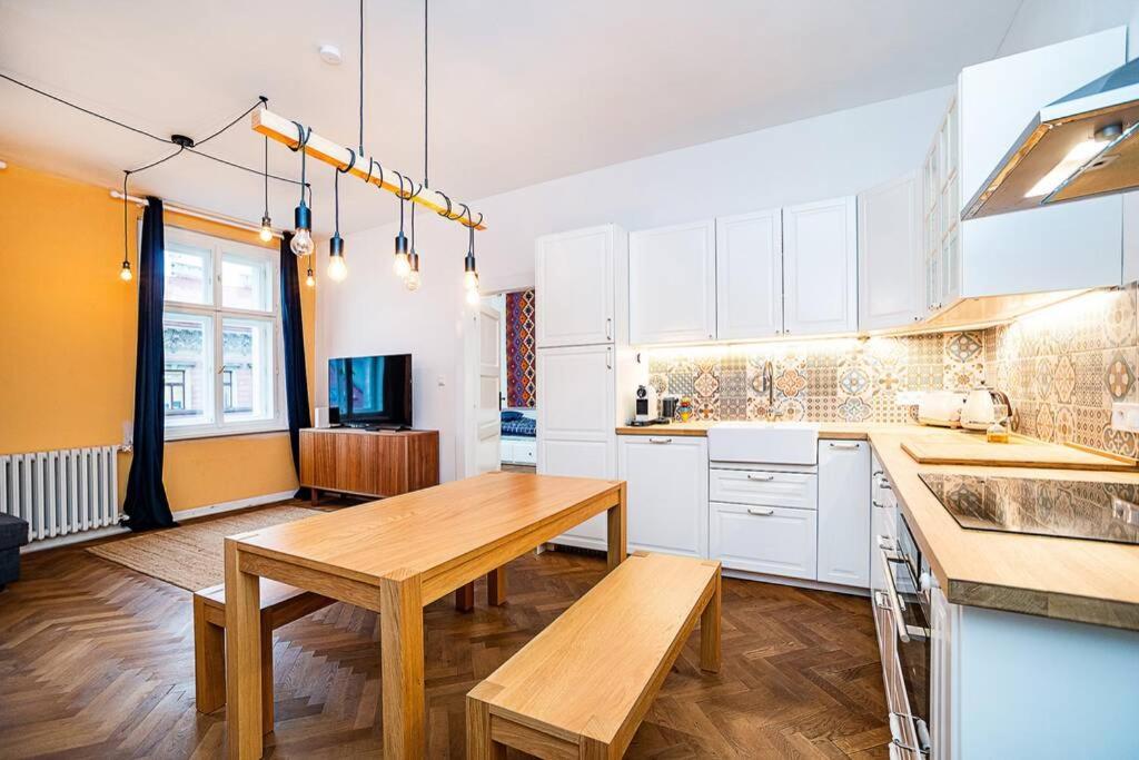 Elegant, modern, 2-bed flat by Museum of Prague
