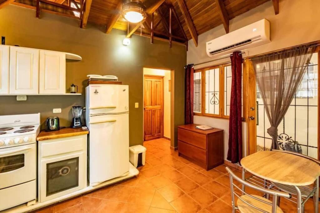 Cozy Beach Casita/Walking distance to beach and yoga!