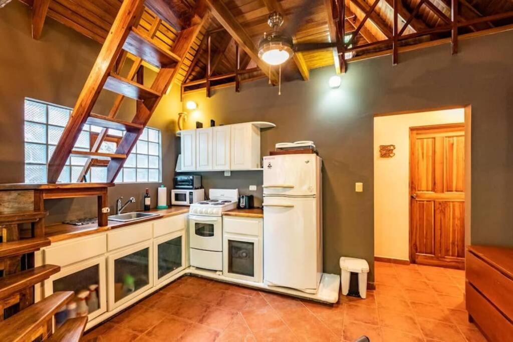 Cozy Beach Casita/Walking distance to beach and yoga!