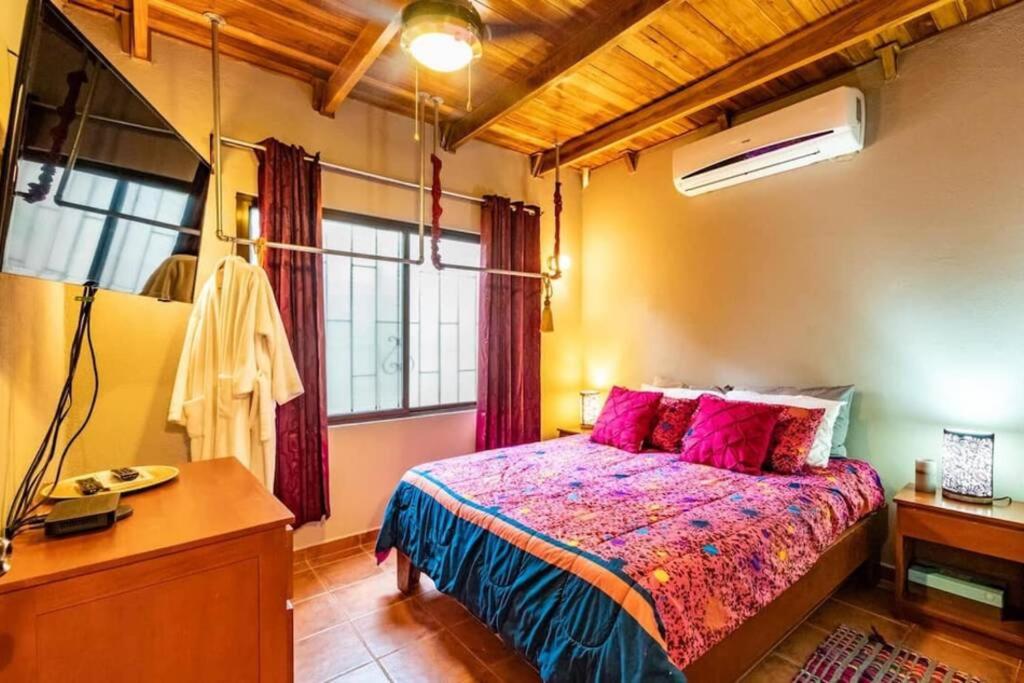 Cozy Beach Casita/Walking distance to beach and yoga!