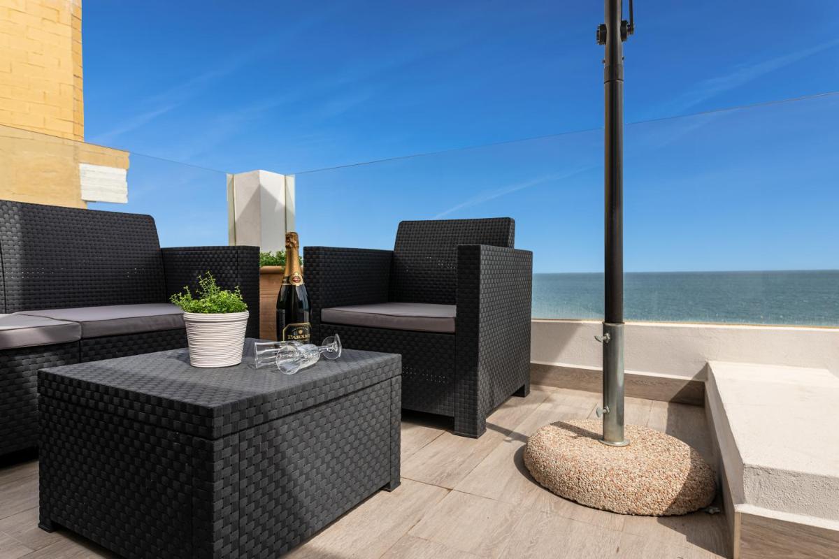 100% SEAVIEW, 2 minutes to the BEACH and PARKING photo 2