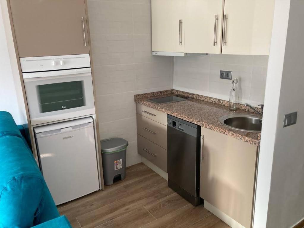 Apartamento Estudio en Chinasol Primera Línea Playa San Cristóbal view 4