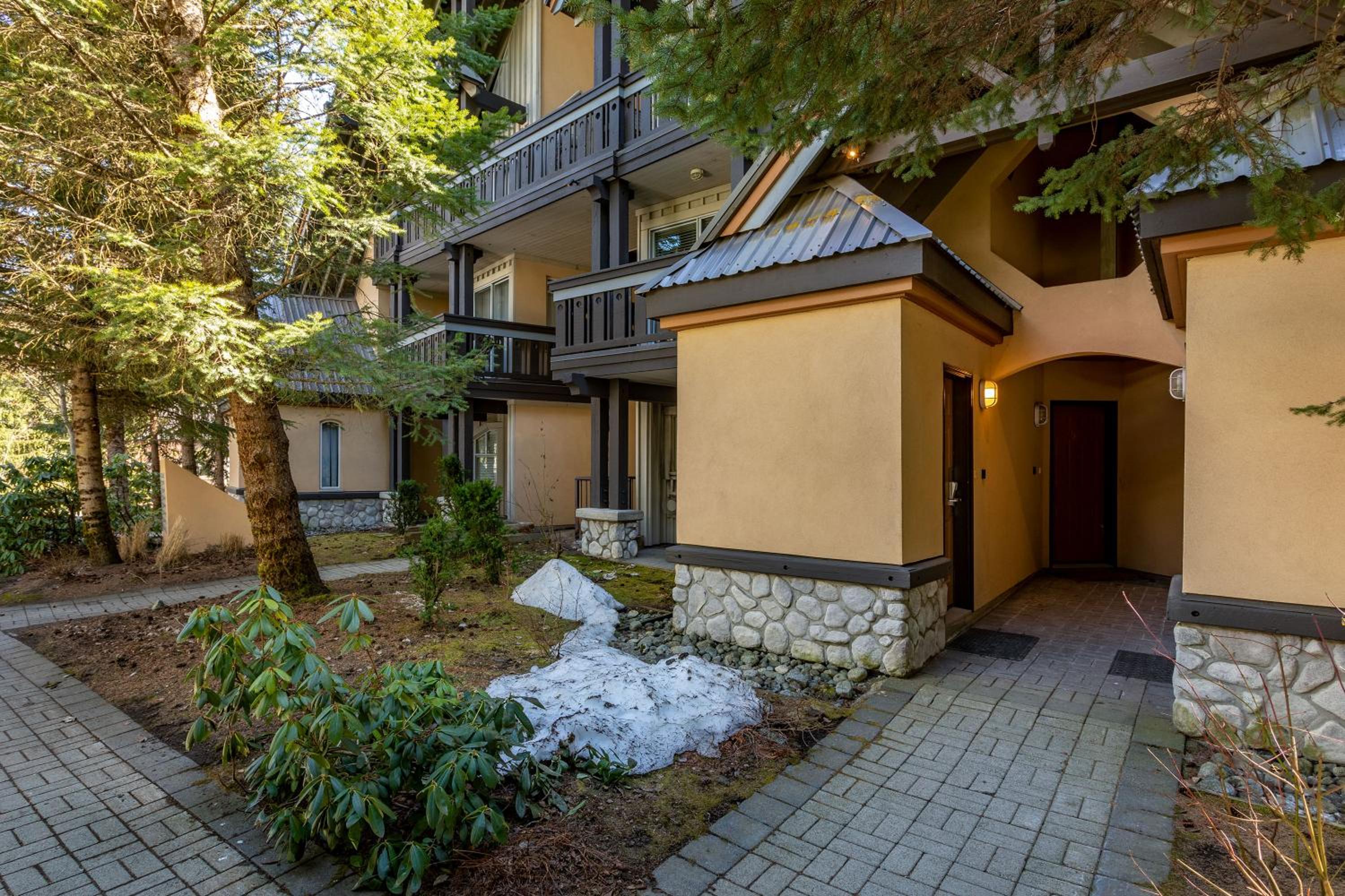 Renovated & Spacious 1bed/2bath Whistler Village