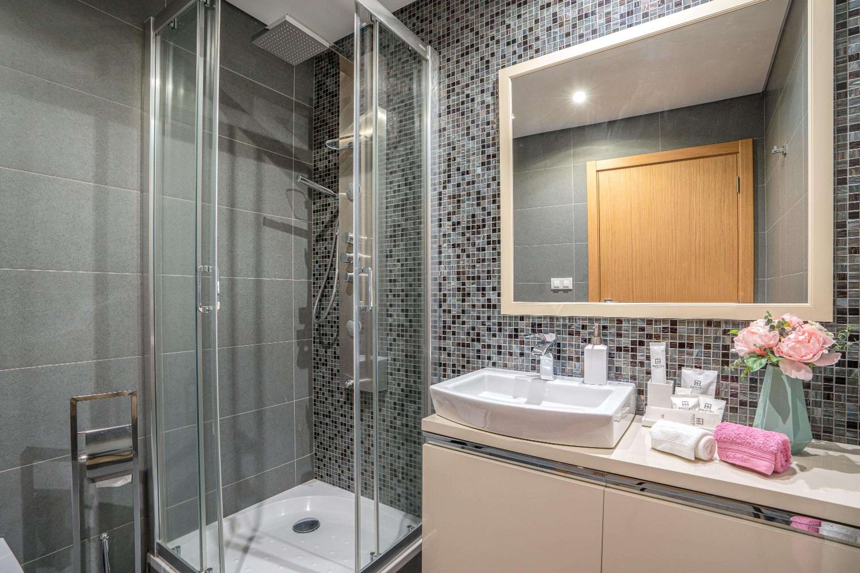 Luxurious Apartment Funchal - Casa Valentina - Rent2U, Lda view 3